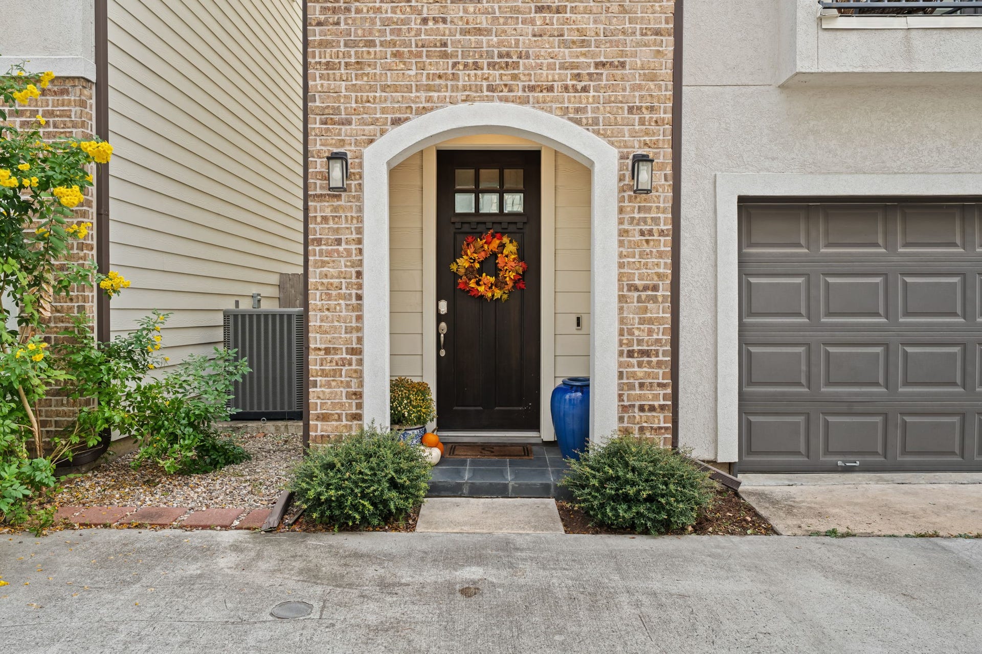 868 Wakefield Drive, #B, Houston, TX 77018 A graceful brick arch shelters the front entrance, setting an inviting tone before the door opens. Subtle contrasts in texture lend the approach an understated elegance.