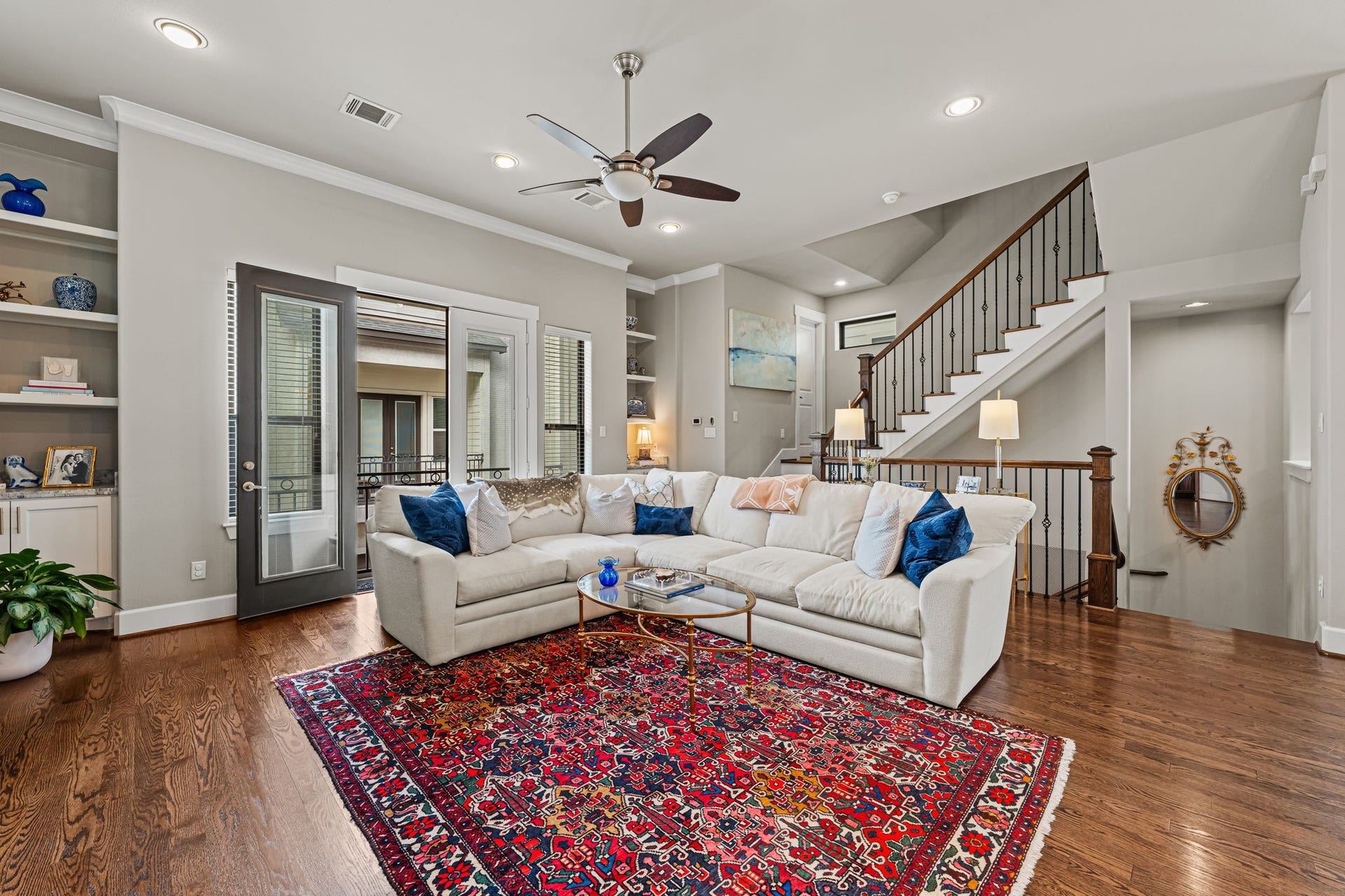 868 Wakefield Drive, #B, Houston, TX 77018 Crown molding outlines the living room with a graceful finishing touch. Warm hardwoods and uninterrupted circulation create an inviting setting for both lively gatherings and slower evenings.