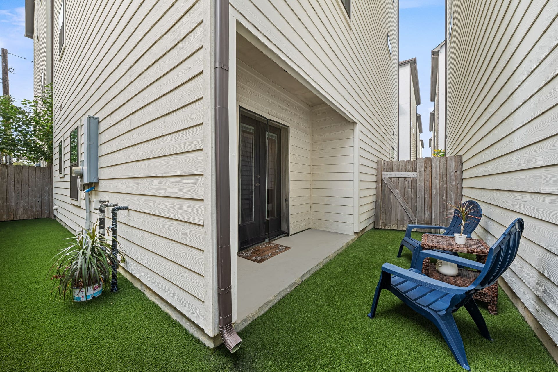 868 Wakefield Drive, #B, Houston, TX 77018 Low-maintenance turf turns this fenced backyard into an inviting outdoor escape. The space is ready for unhurried mornings and a little fresh air at day's end.