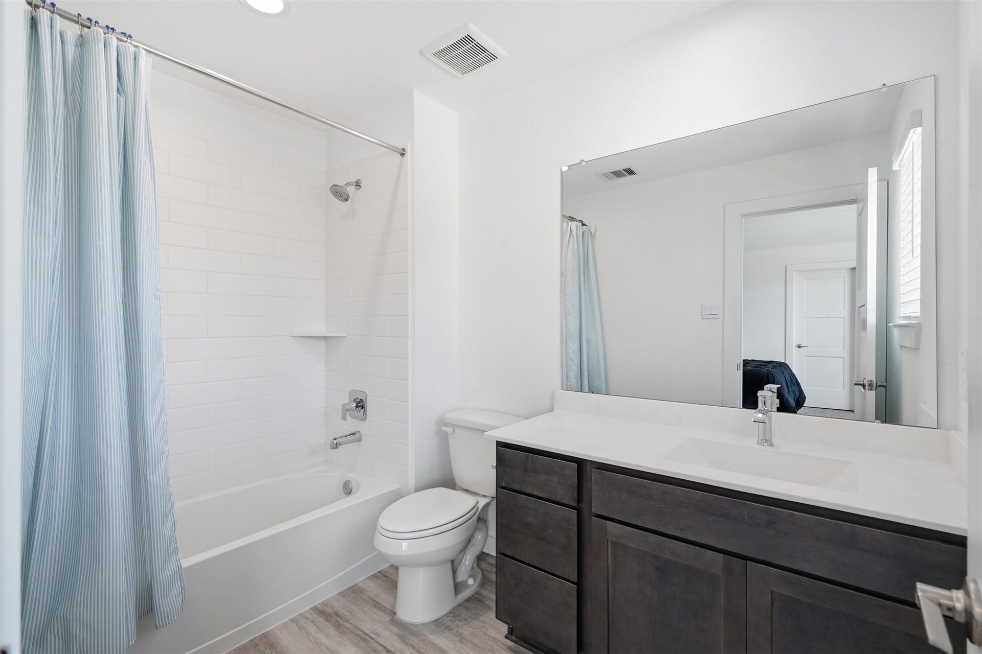 322 Westlake Terrace Drive, Conroe, TX 77304 Primary Suite 2 - ensuite bath.
