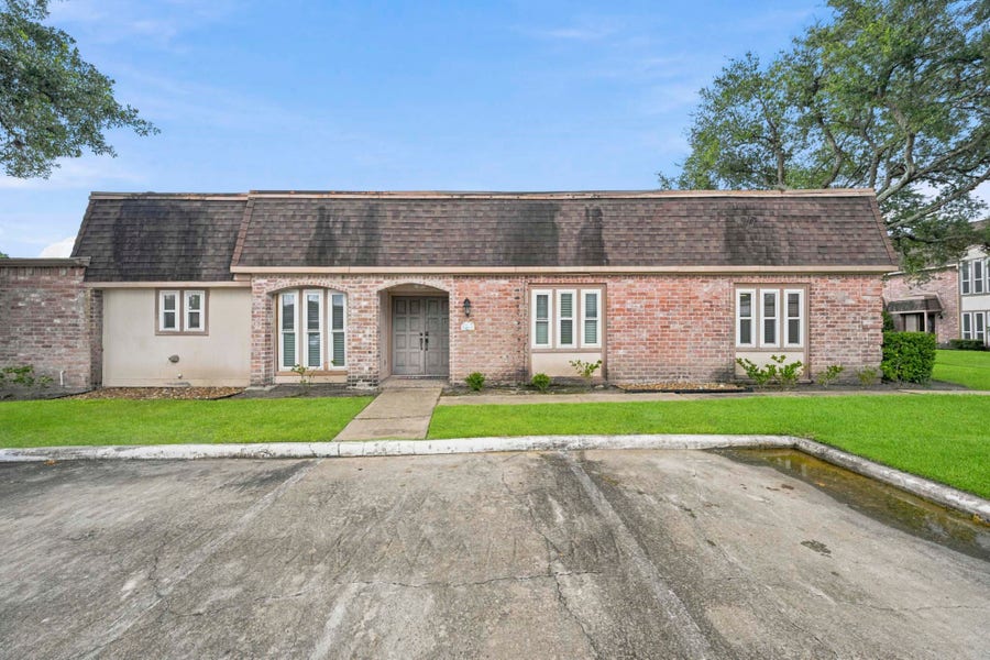 Property photo for 2931 Camelot Lane, Missouri City, TX