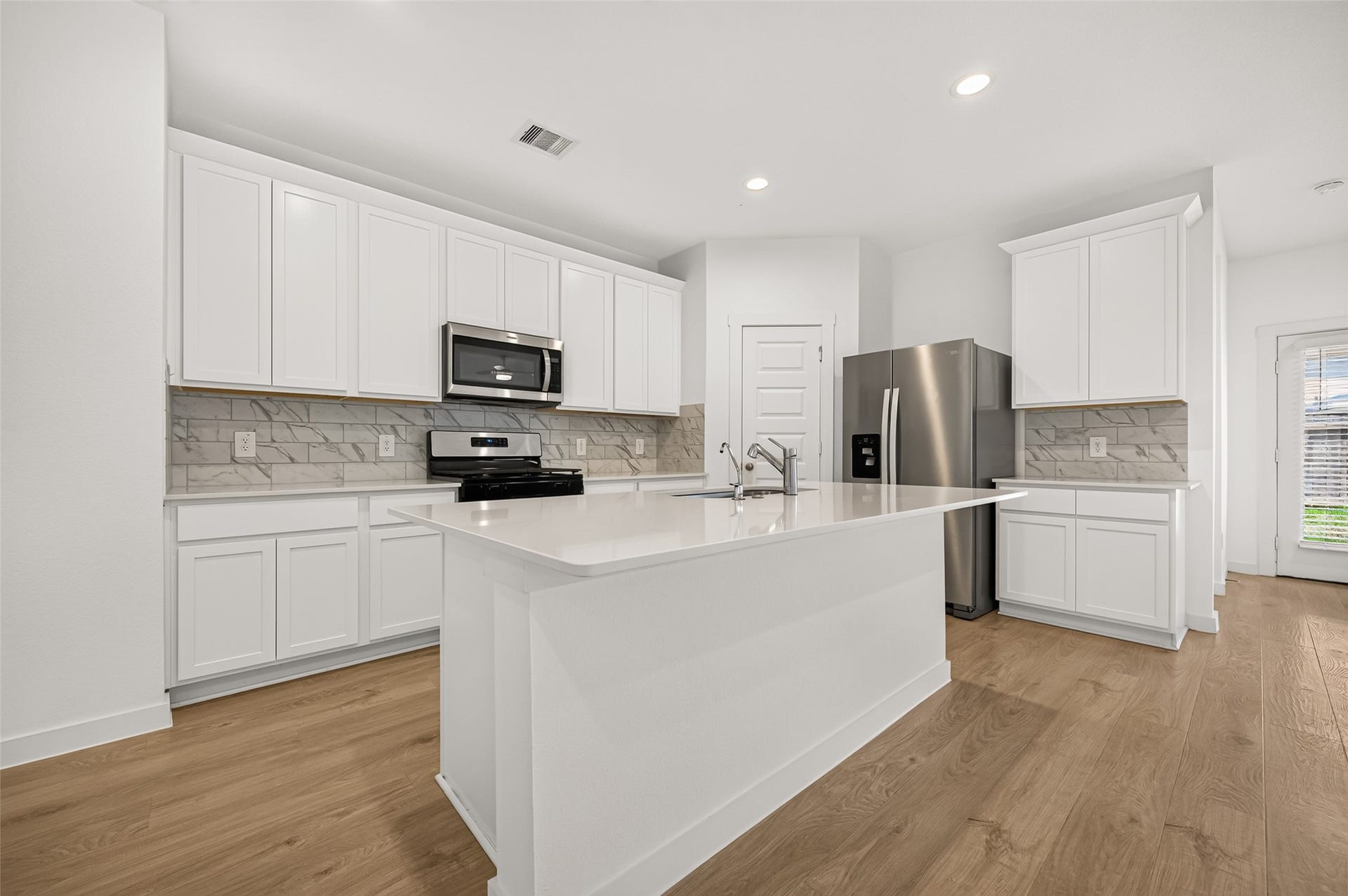 31742 Margaret Woods Lane, Fulshear, TX 77441 Well-appointed kitchen with all the upgrades. Walk in pantry and canned lighting. Stainless appliances.