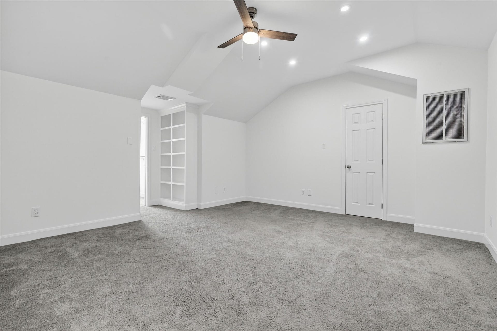 4720 Post Oak Timber Drive, #23, Houston, TX 77056 Spacious room located on the top level.