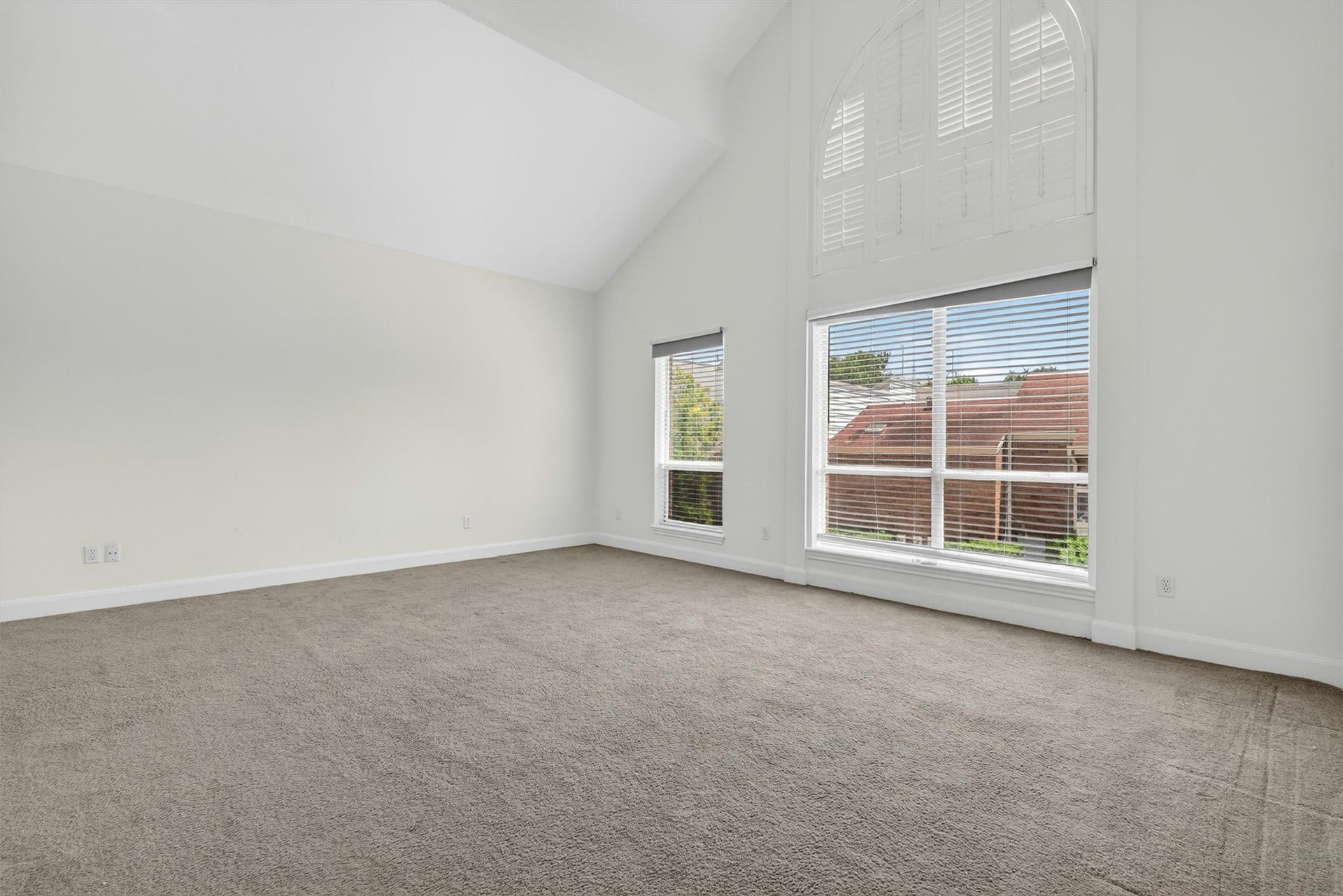 4720 Post Oak Timber Drive, #23, Houston, TX 77056 Oversized primary suite with vaulted ceilings and relaxing retreat-style atmosphere.