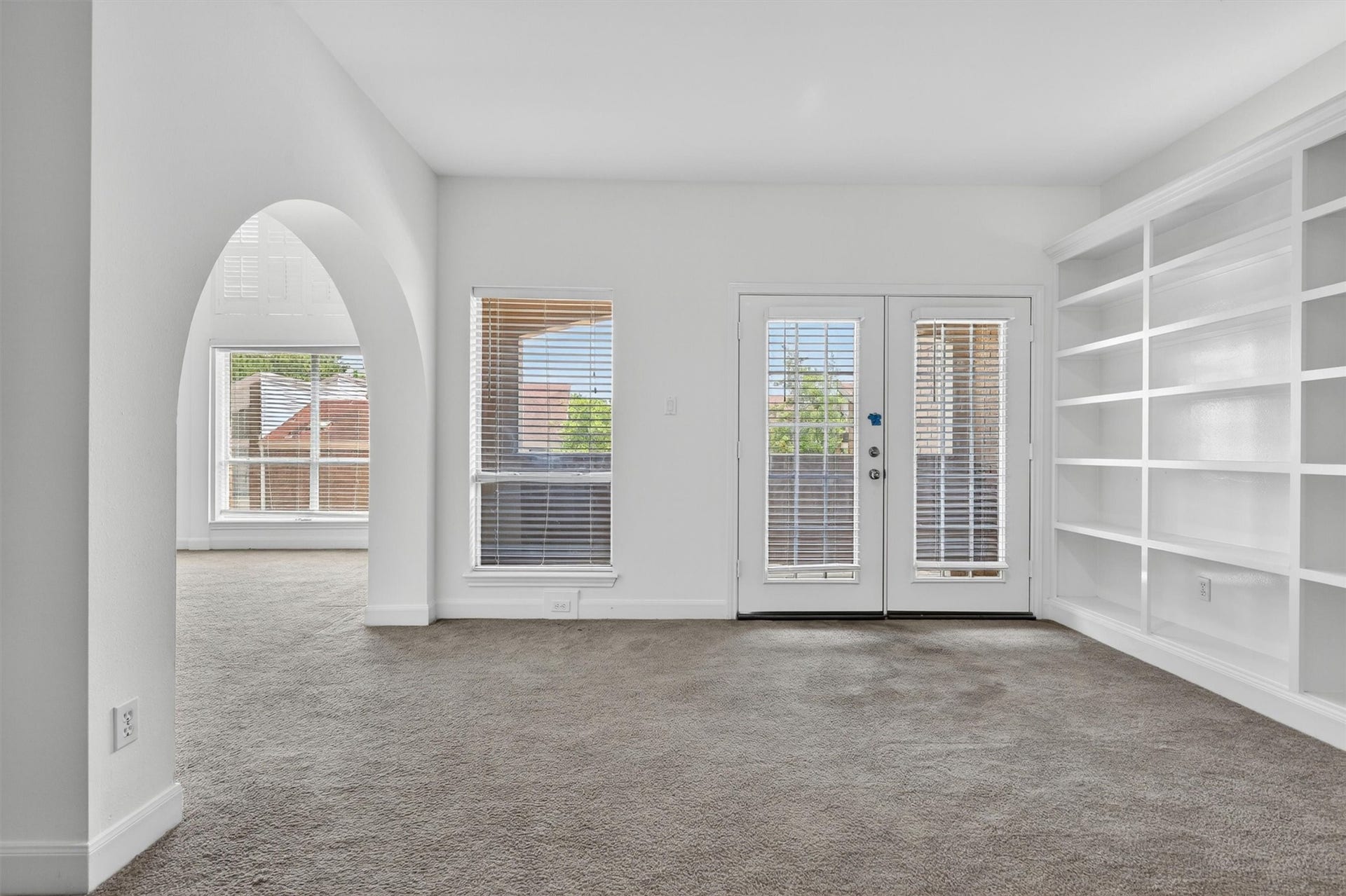 4720 Post Oak Timber Drive, #23, Houston, TX 77056 Versatile flex space ideal for home office, reading area, or workout room.
