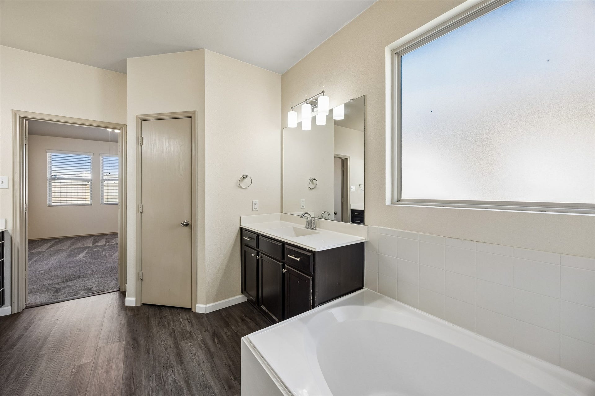 5407 Roaring Peaks Lane, Katy, TX 77449 Primary Ensuite Bathroom