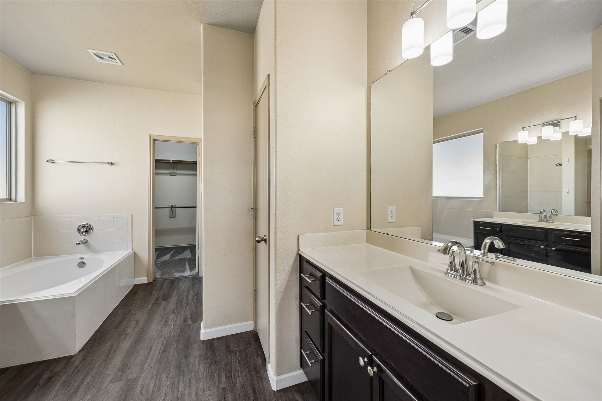 5407 Roaring Peaks Lane, Katy, TX 77449 Primary Ensuite Bathroom