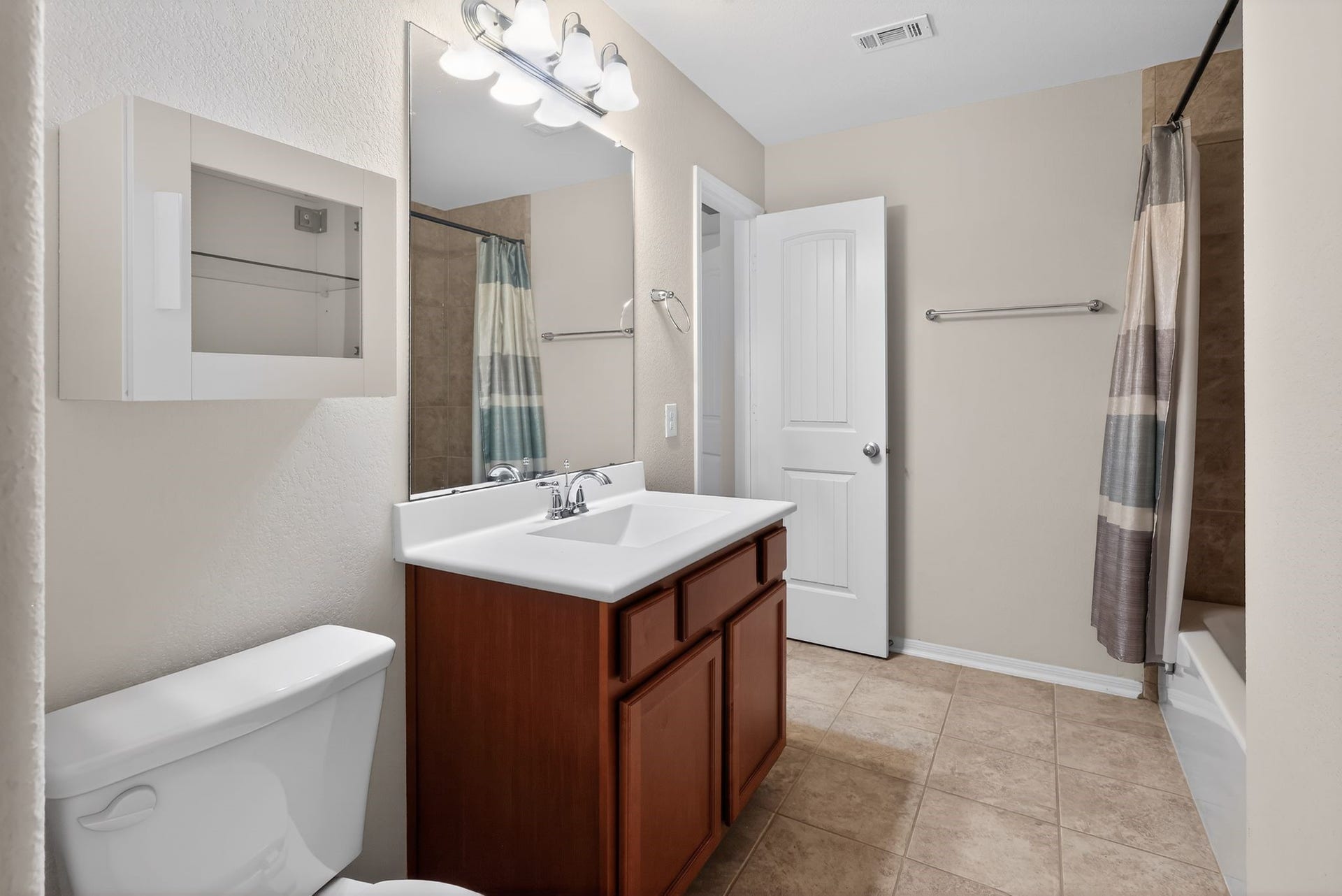 2608 Holbrook Springs Lane, League City, TX 77573 Guest bath