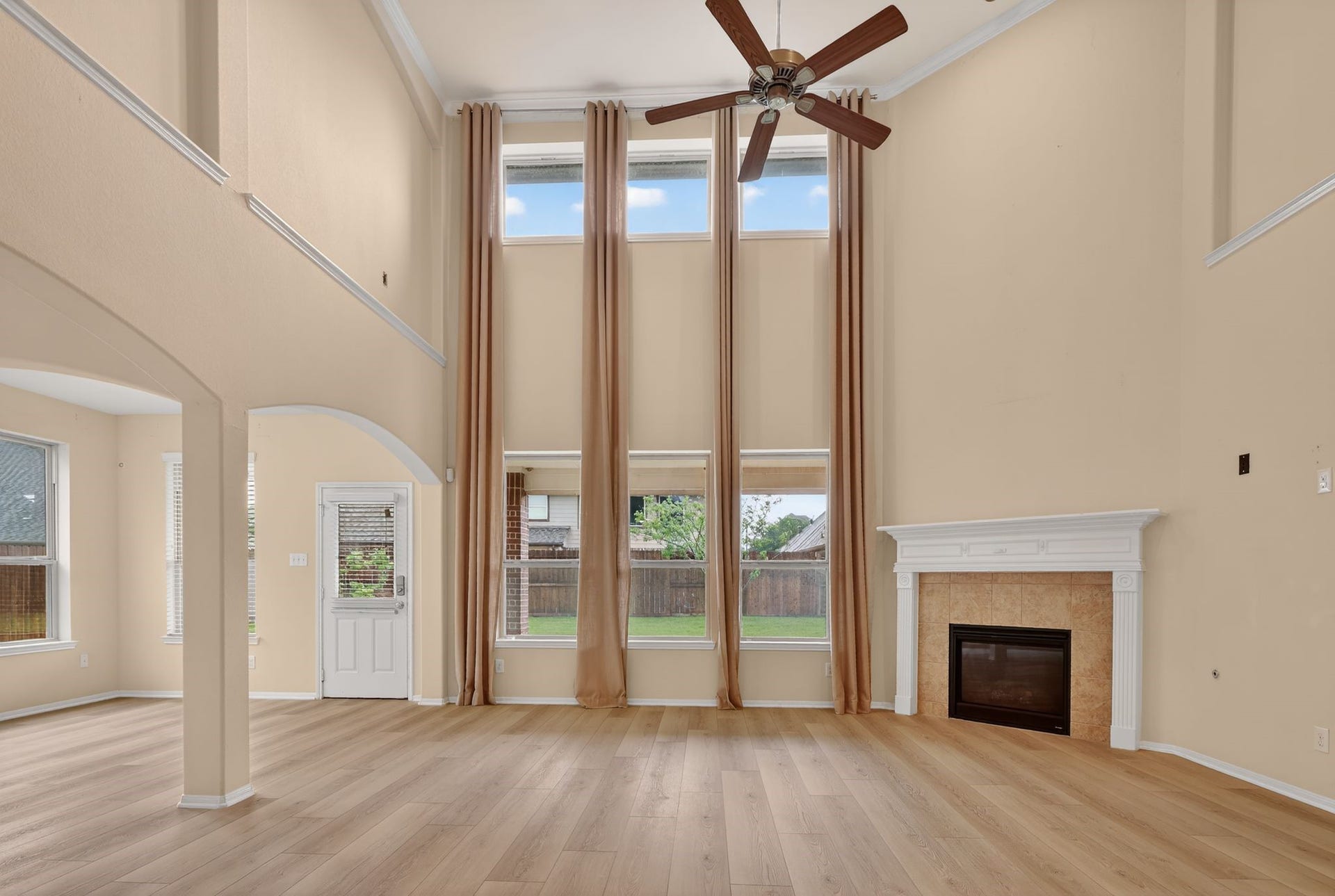 2608 Holbrook Springs Lane, League City, TX 77573 Soaring living room ceilings with fireplace