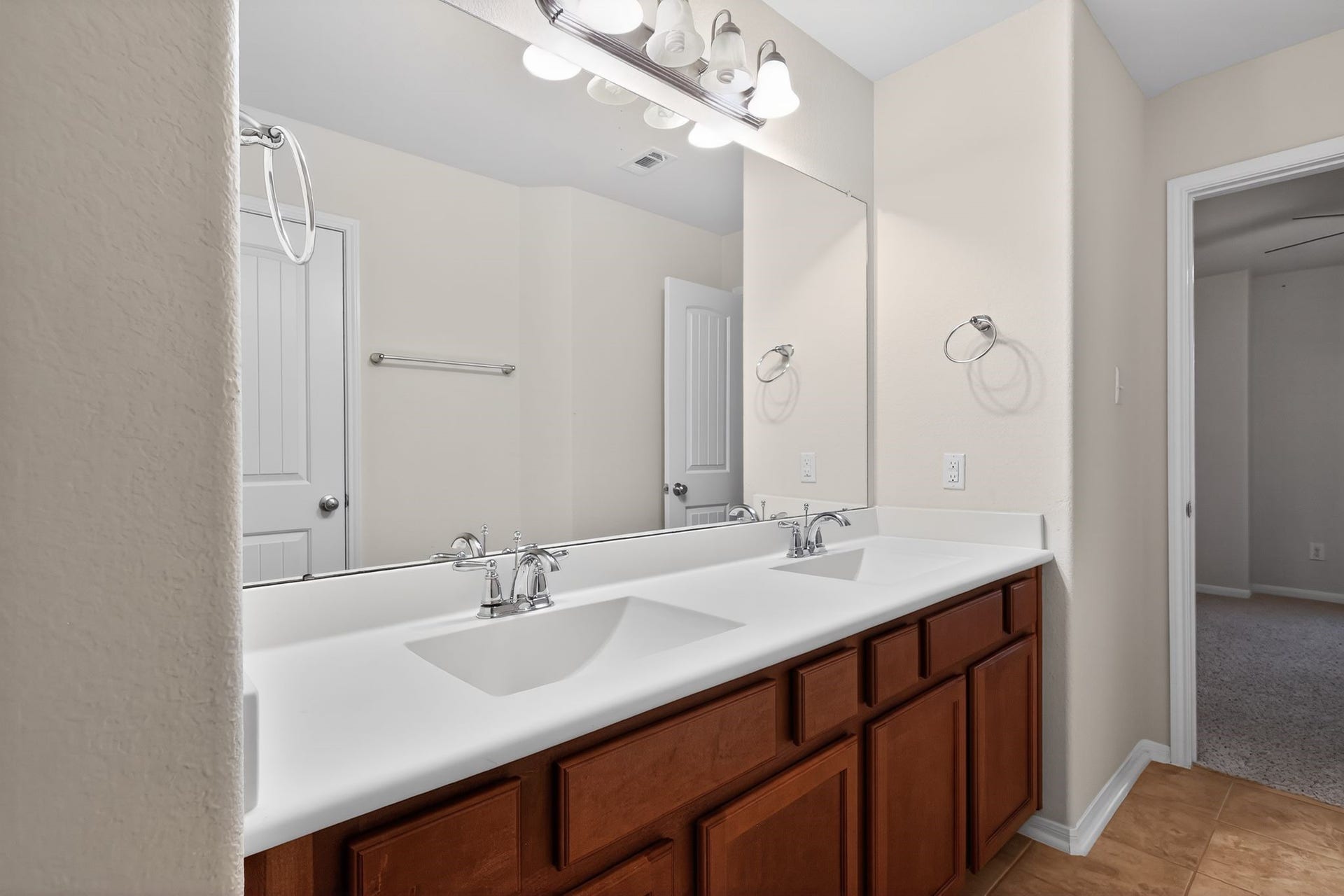 2608 Holbrook Springs Lane, League City, TX 77573 Hollywood bath