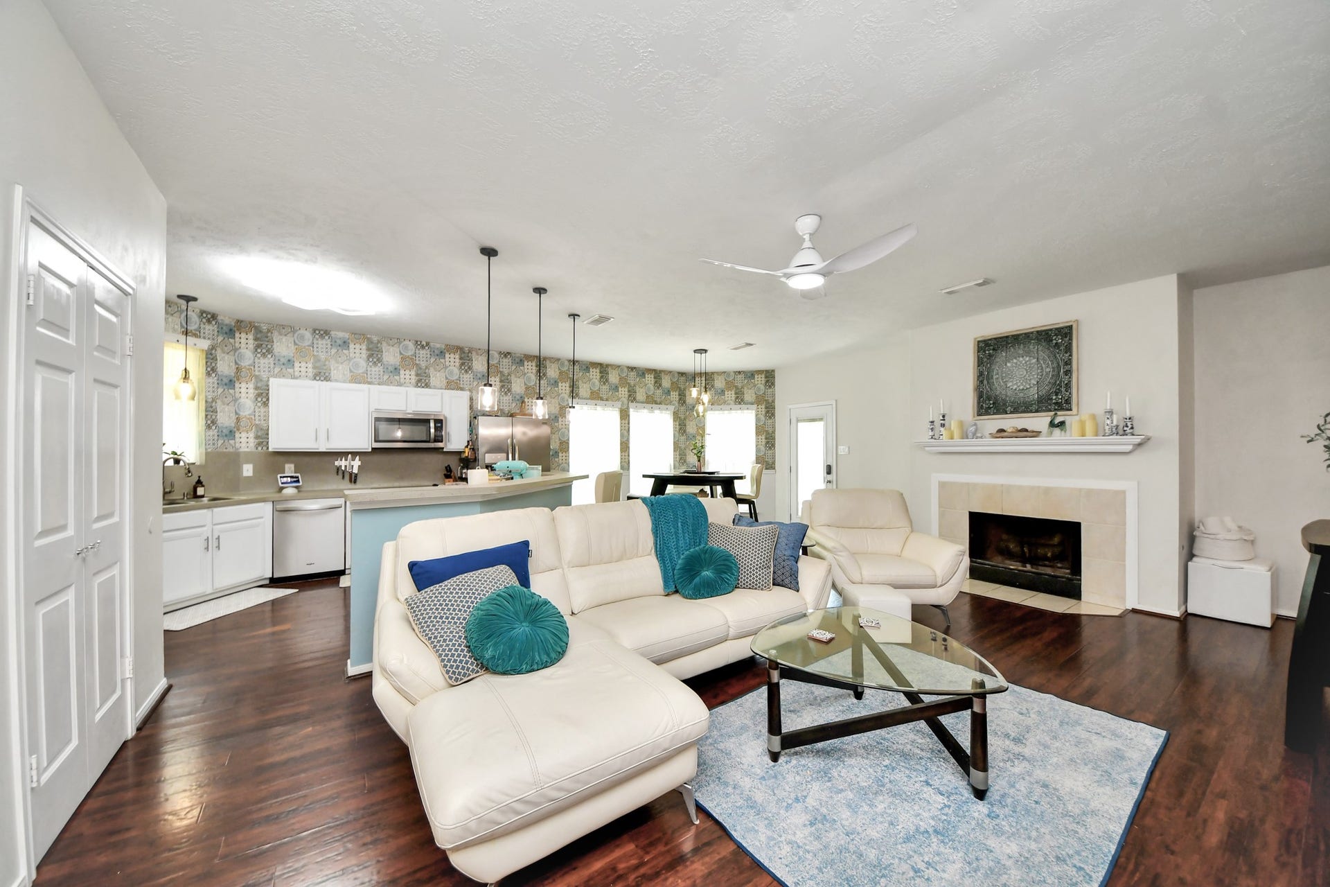 4634 Jaymar Dr, Sugar Land, TX 77479 The main living room opens directly to the kitchen and breakfast area.