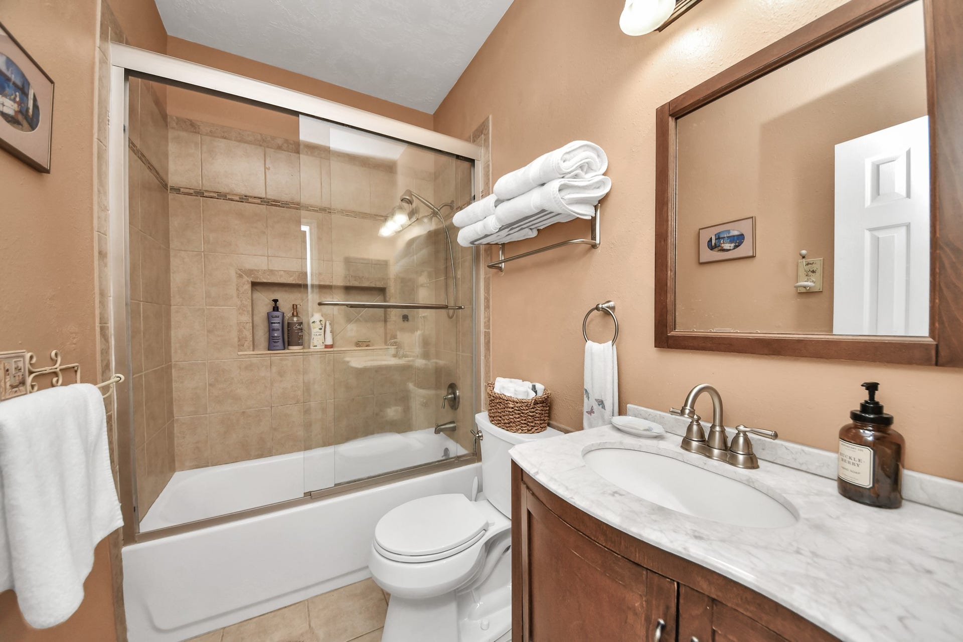 4634 Jaymar Dr, Sugar Land, TX 77479 Full secondary bathroom with a tiled tub and shower combination.