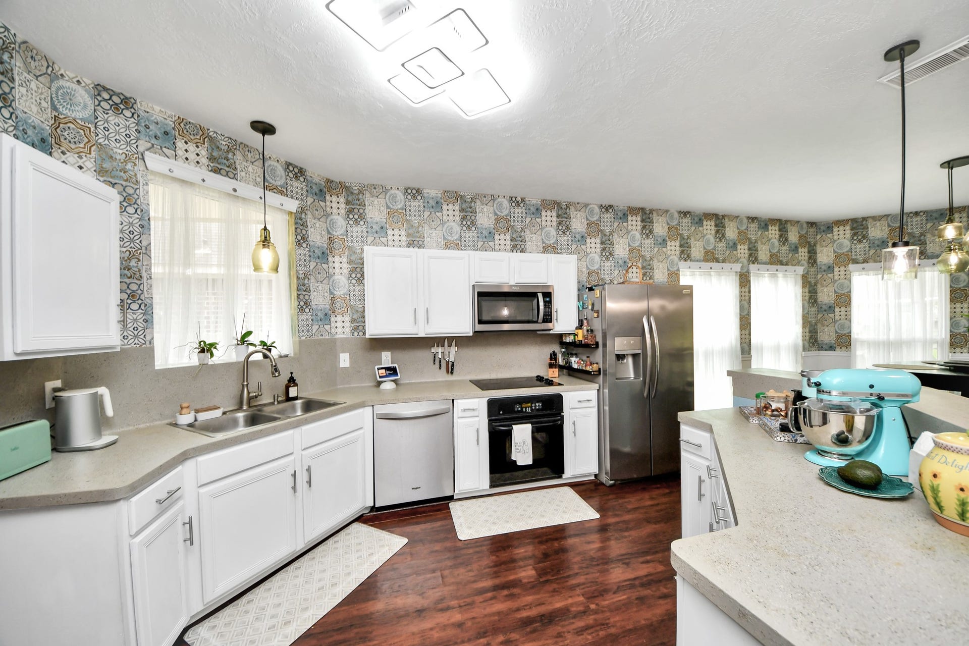 4634 Jaymar Dr, Sugar Land, TX 77479 An efficient kitchen layout offers extensive cabinetry and excellent workspace for everyday cooking.