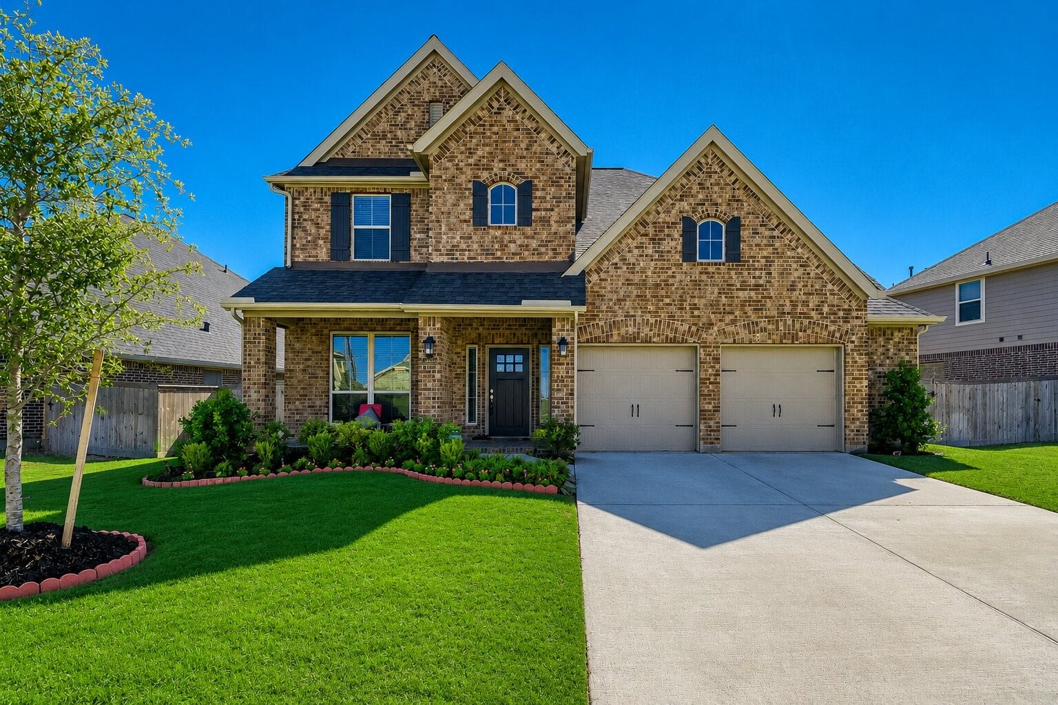 23335 Peareson Bend Lane, Richmond, TX 77469 Welcome to this beautiful 5-bedroom, 3.5-bath Perry Home with 2 bedrooms downstairs, located in the sought-after Veranda community. Featuring a charming brick elevation, inviting front porch, and spacious layout designed for comfortable living and entertaining.