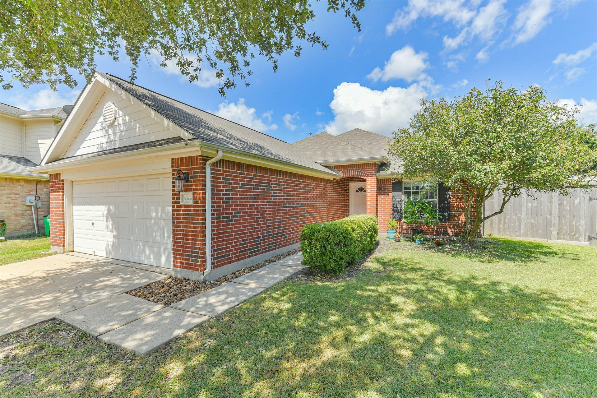 11806 Piney Way Lane, Tomball, TX 77375 4/2/2 Situated in a cul-de-sac with mature shade trees and an oversized front yard.
