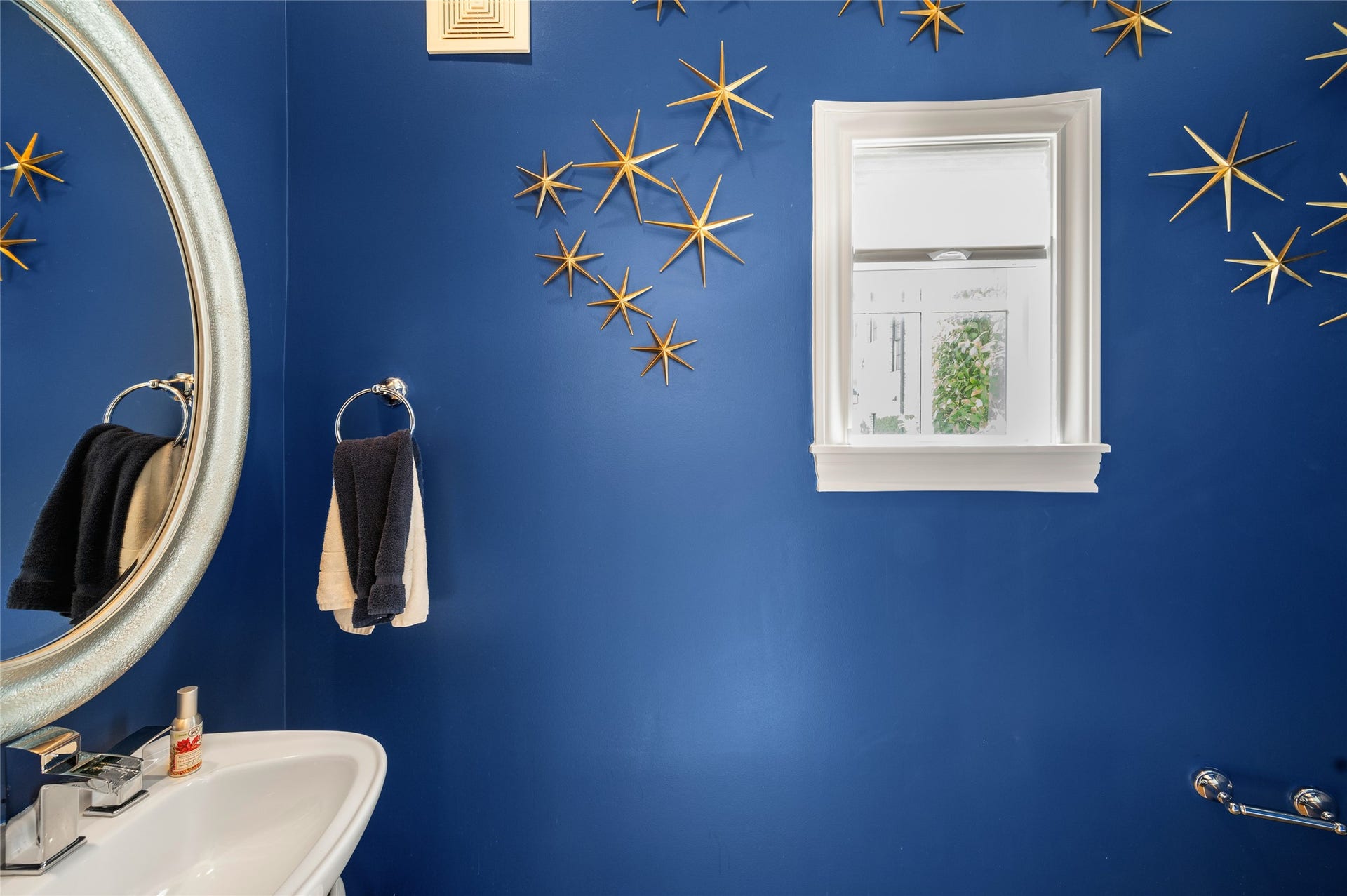 7554 Little Caprese Lane, Houston, TX 77055 Powder bath located adjacent to the entry and grand staircase.