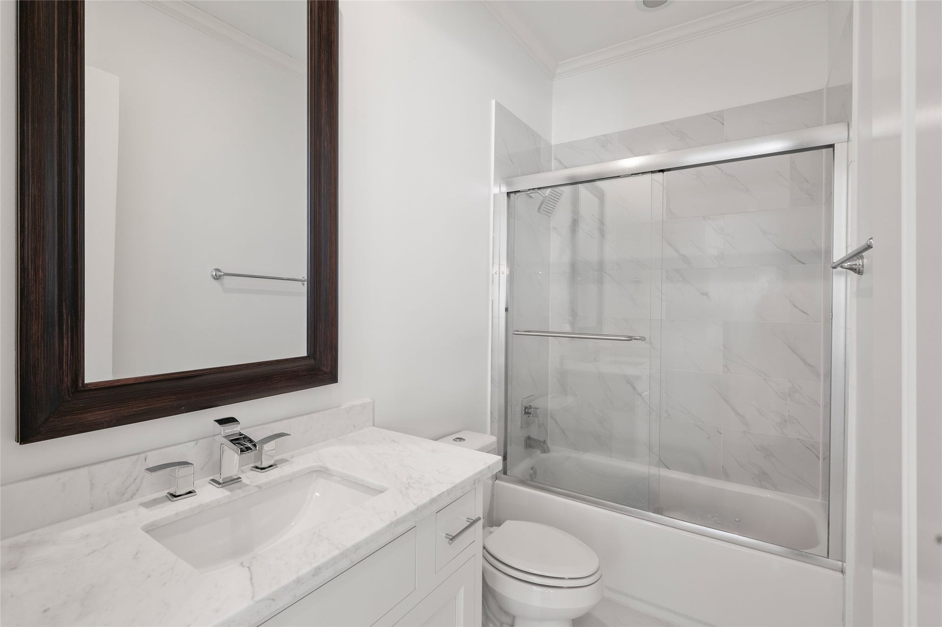 7554 Little Caprese Lane, Houston, TX 77055 Secondary bathroom with a shower/ tub combo.