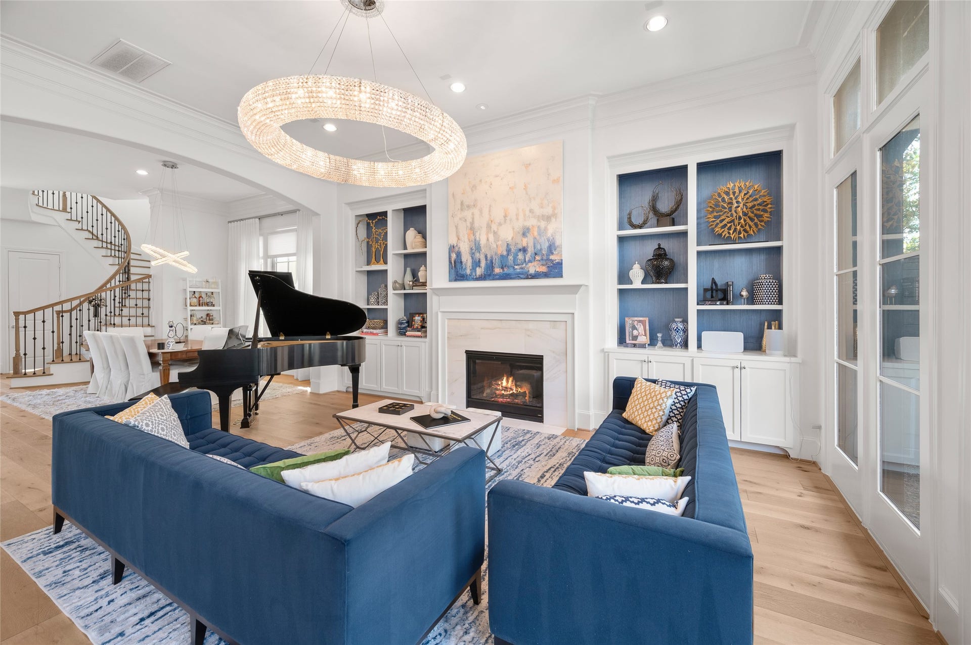 7554 Little Caprese Lane, Houston, TX 77055 Open-concept layout connects the living room and breakfast area, with natural light filtering through expansive glass doors and windows.