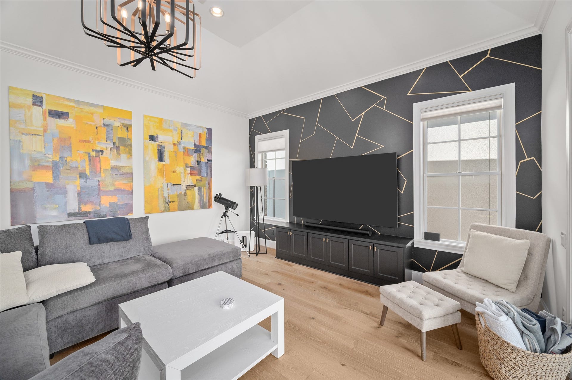 7554 Little Caprese Lane, Houston, TX 77055 Ideal for entertaining or relaxing, with a built- in entertainment center and convenient access to the wet bar.