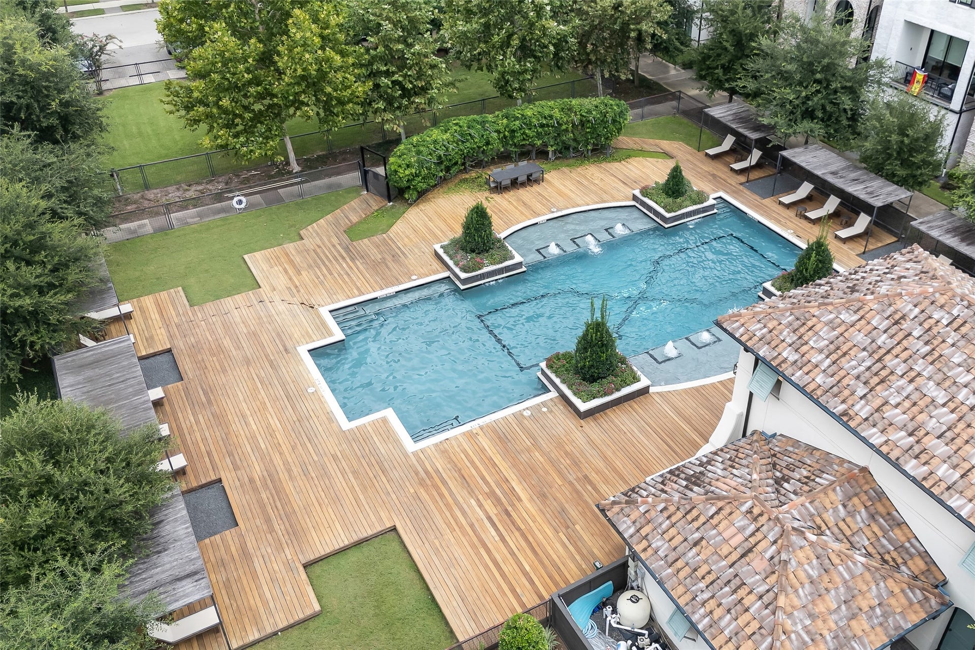 7554 Little Caprese Lane, Houston, TX 77055 The Ravenna community pool is a family favorite!