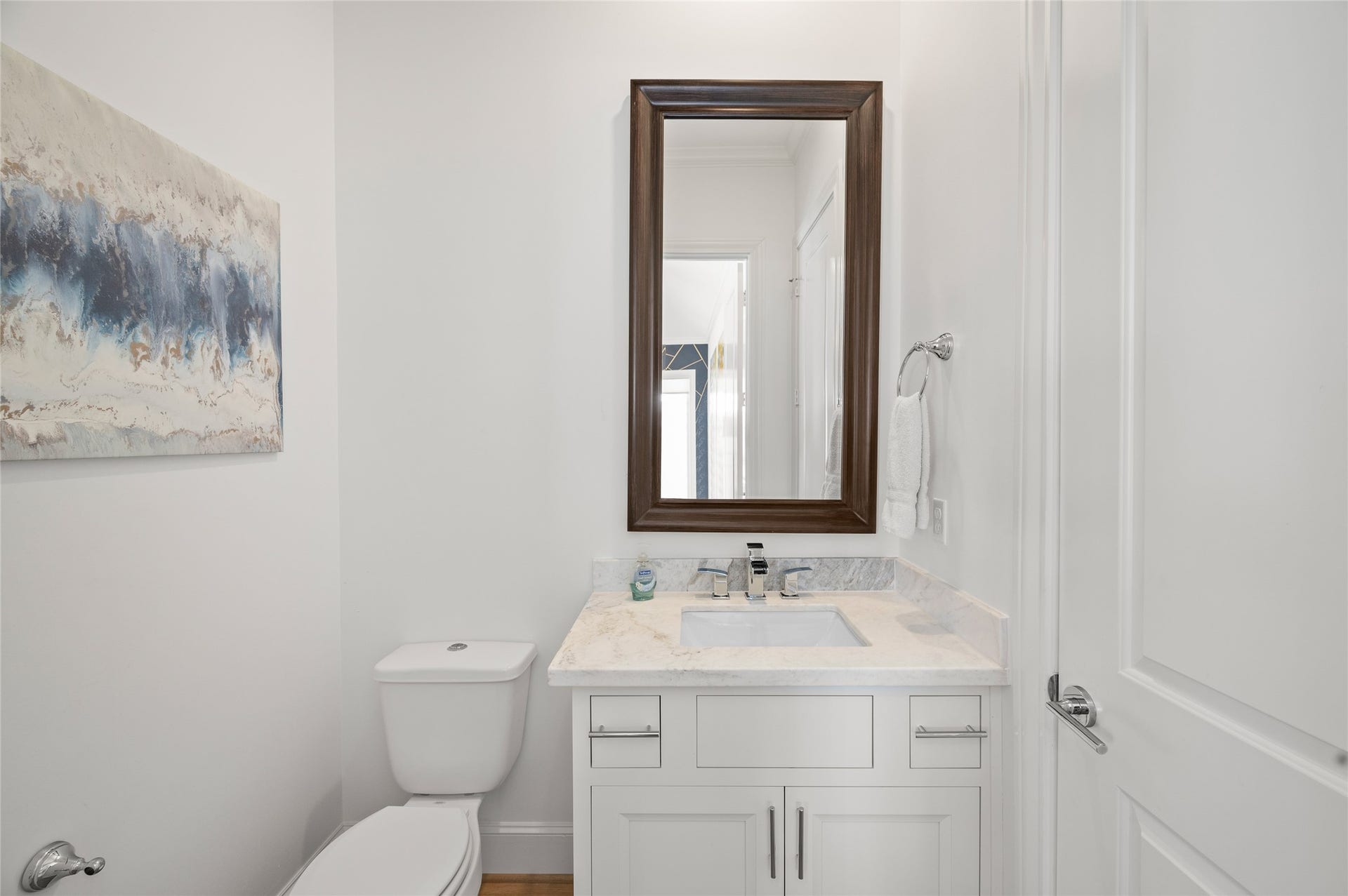 7554 Little Caprese Lane, Houston, TX 77055 Generously sized half bath.