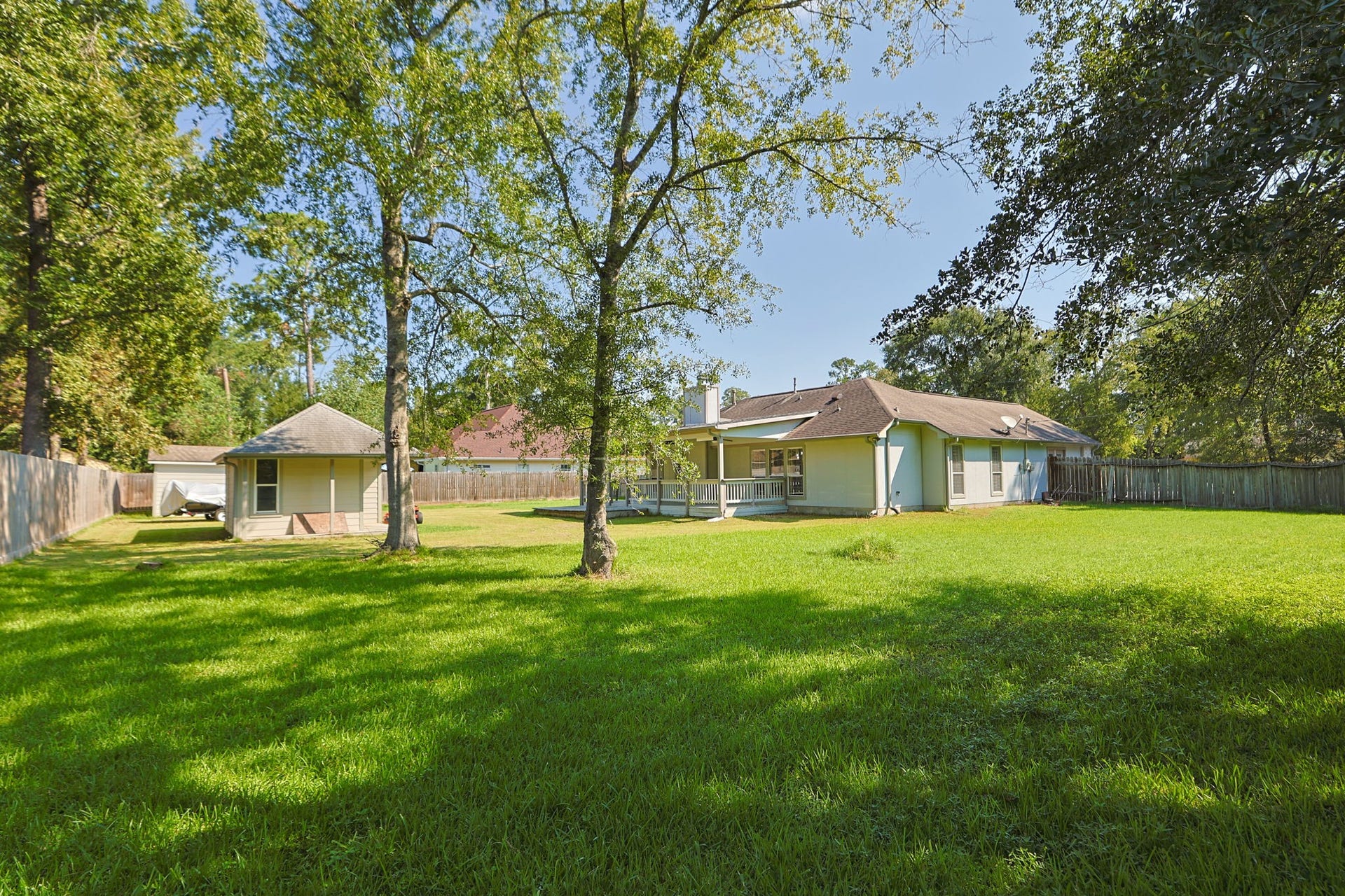 10403 Twin Oak Drive, Conroe, TX 77385 Check out this huge yard!