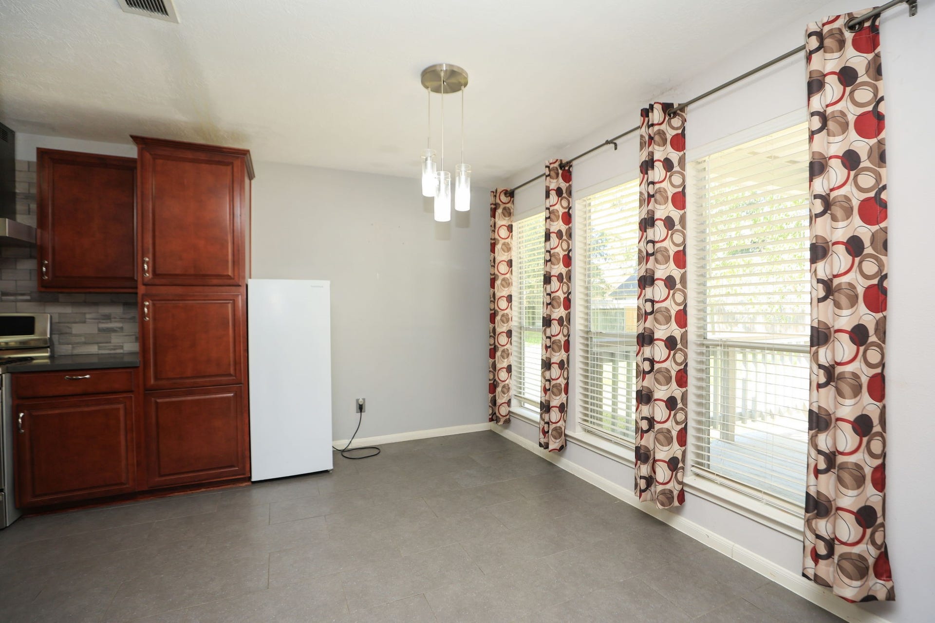 10403 Twin Oak Drive, Conroe, TX 77385 Dining space overlooking backyard