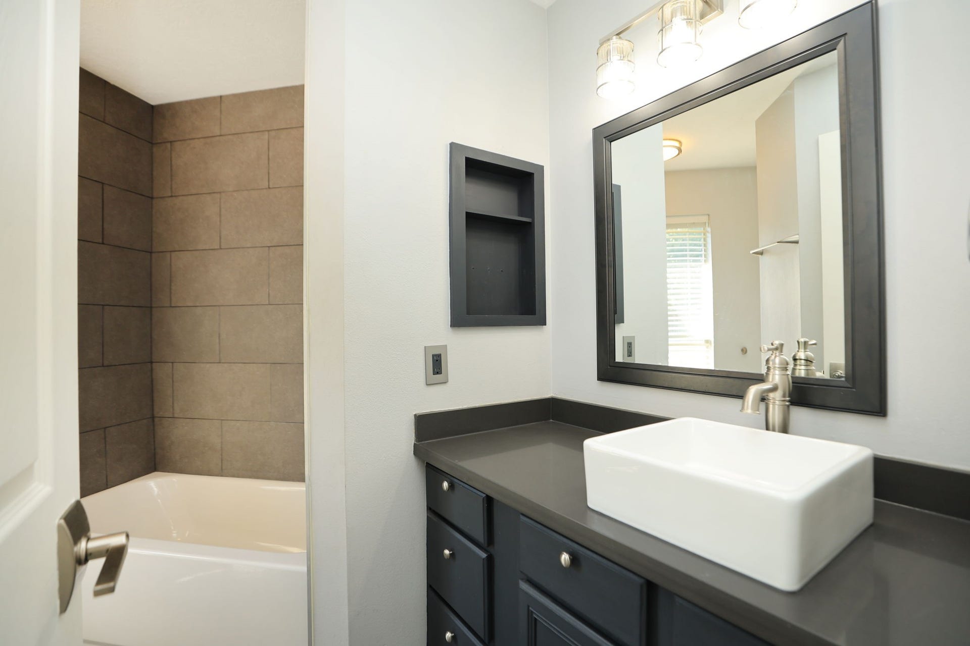 10403 Twin Oak Drive, Conroe, TX 77385 Secondary Bathroom
