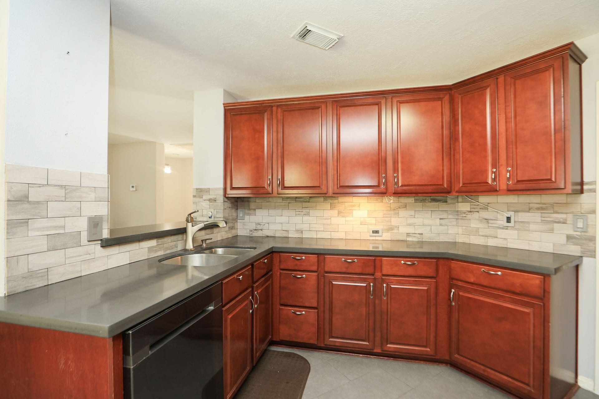 10403 Twin Oak Drive, Conroe, TX 77385 Bar overlooking family room