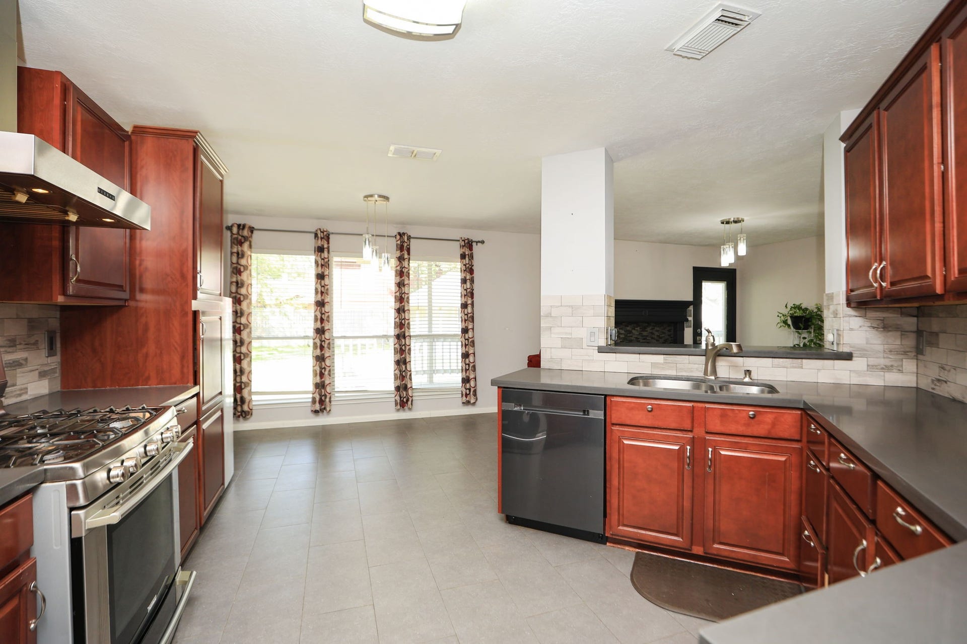 10403 Twin Oak Drive, Conroe, TX 77385 Stainless Steel Appliances