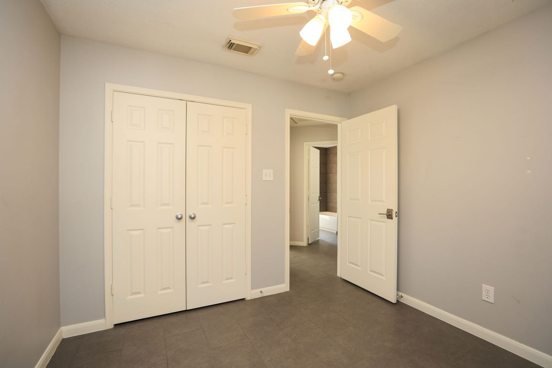 10403 Twin Oak Drive, Conroe, TX 77385 Another Secondary Bedroom
