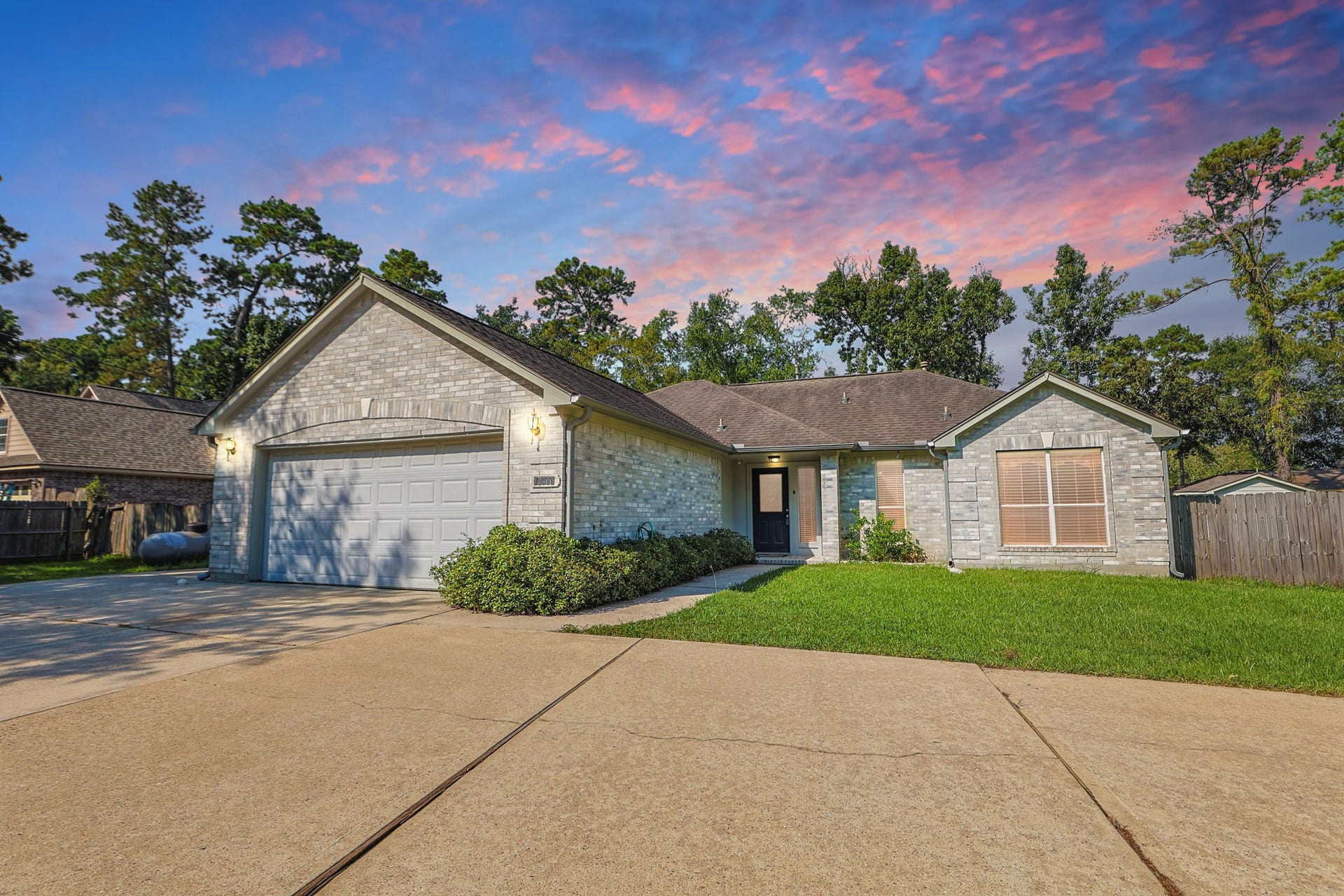 10403 Twin Oak Drive, Conroe, TX 77385 Welcome to 10403 Twin Oak Drive!