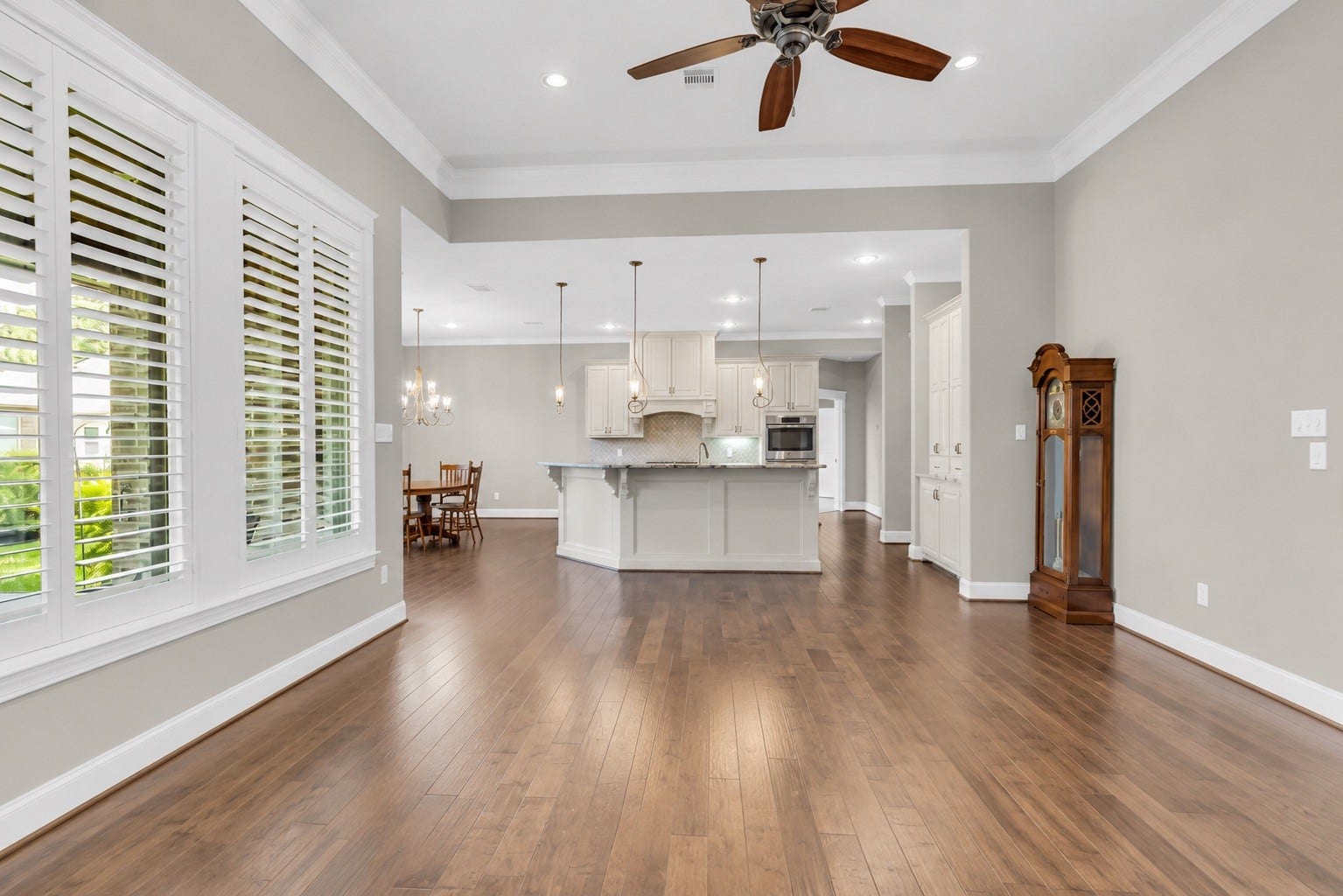 118 Pine Bluff Drive, Montgomery, TX 77356 Open floor plan - Open to kitchen and breakfast area