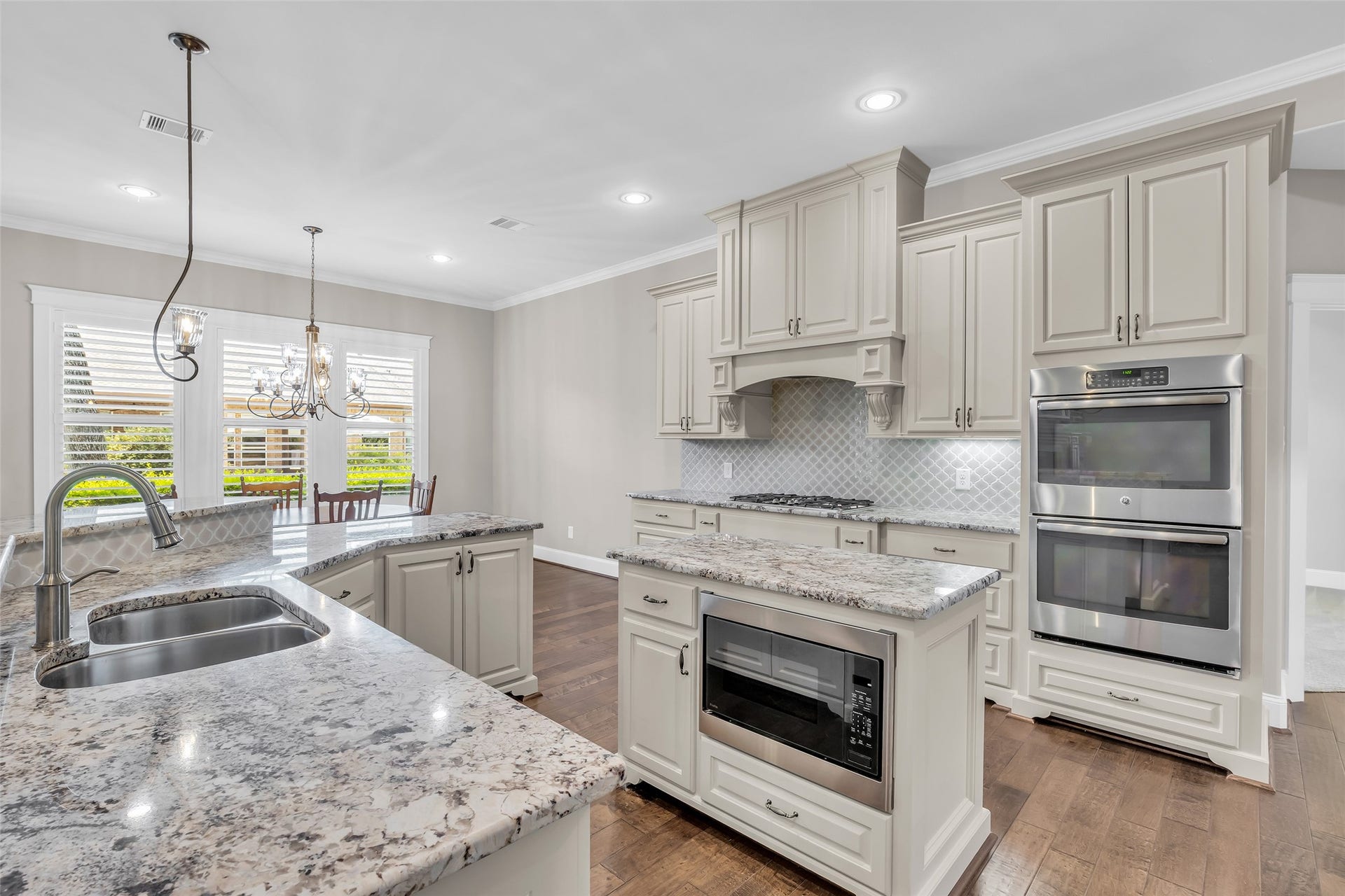 118 Pine Bluff Drive, Montgomery, TX 77356 Double ovens