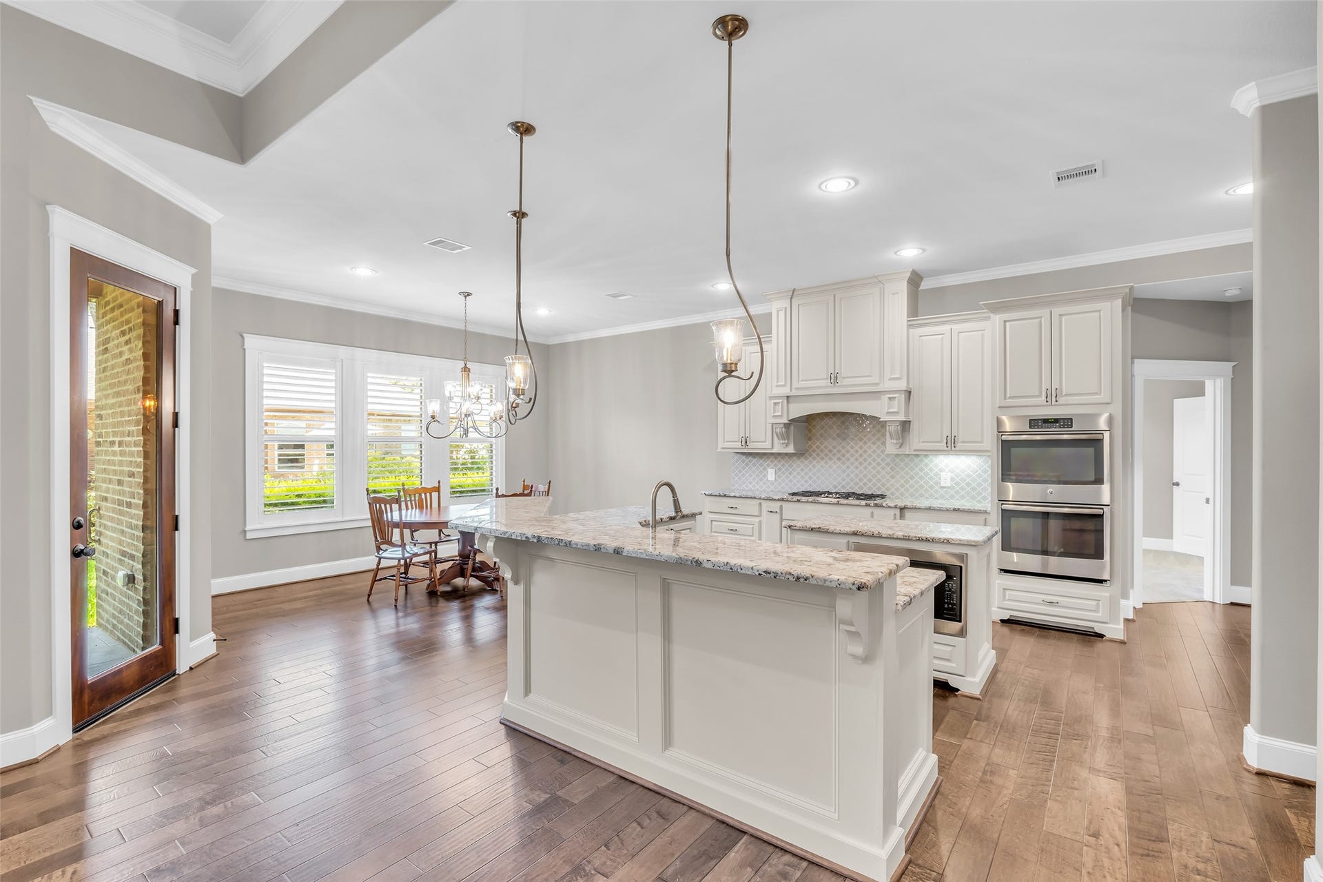 118 Pine Bluff Drive, Montgomery, TX 77356 Kitchen breakfast bar