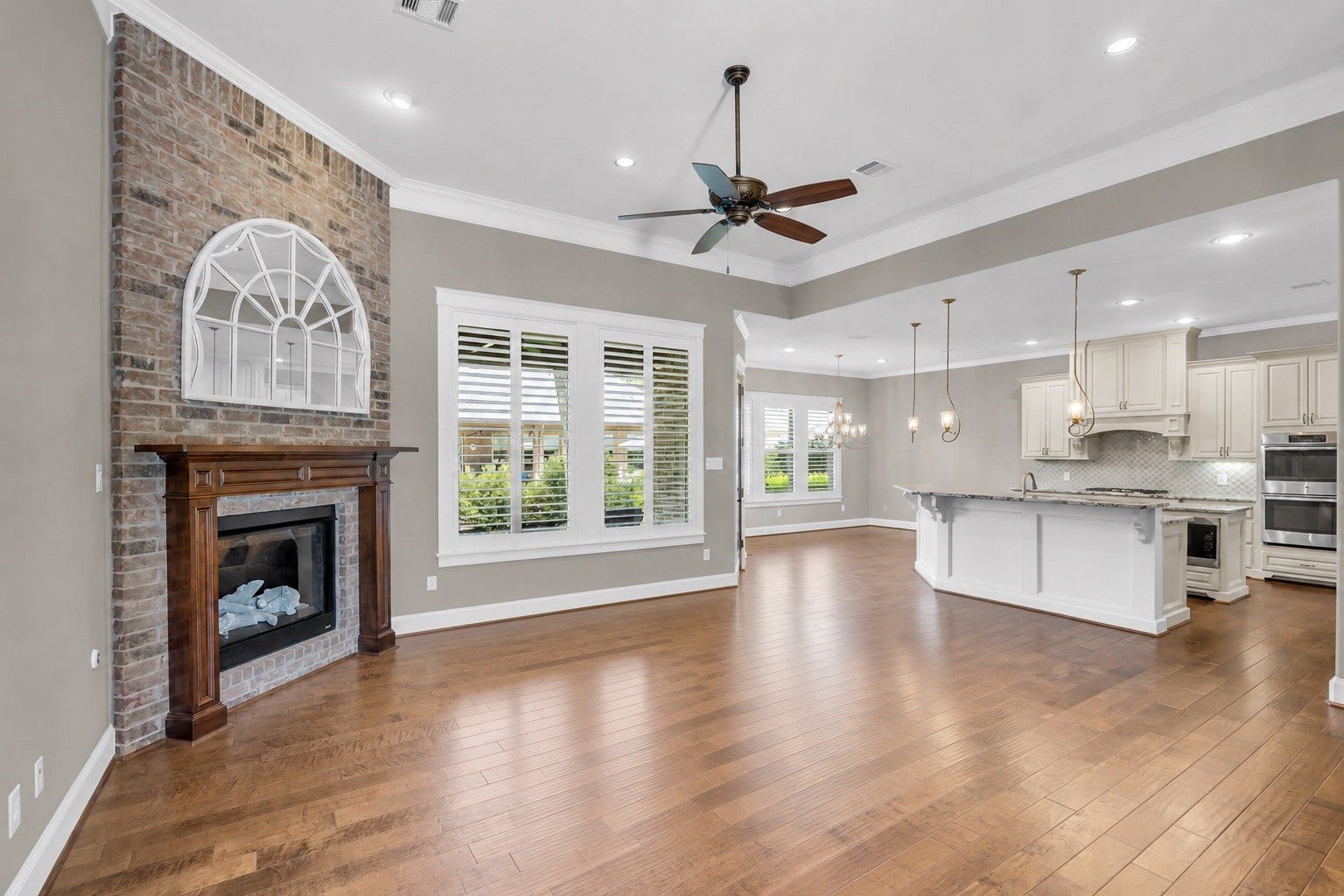 118 Pine Bluff Drive, Montgomery, TX 77356 Oversized living room open to kitchen