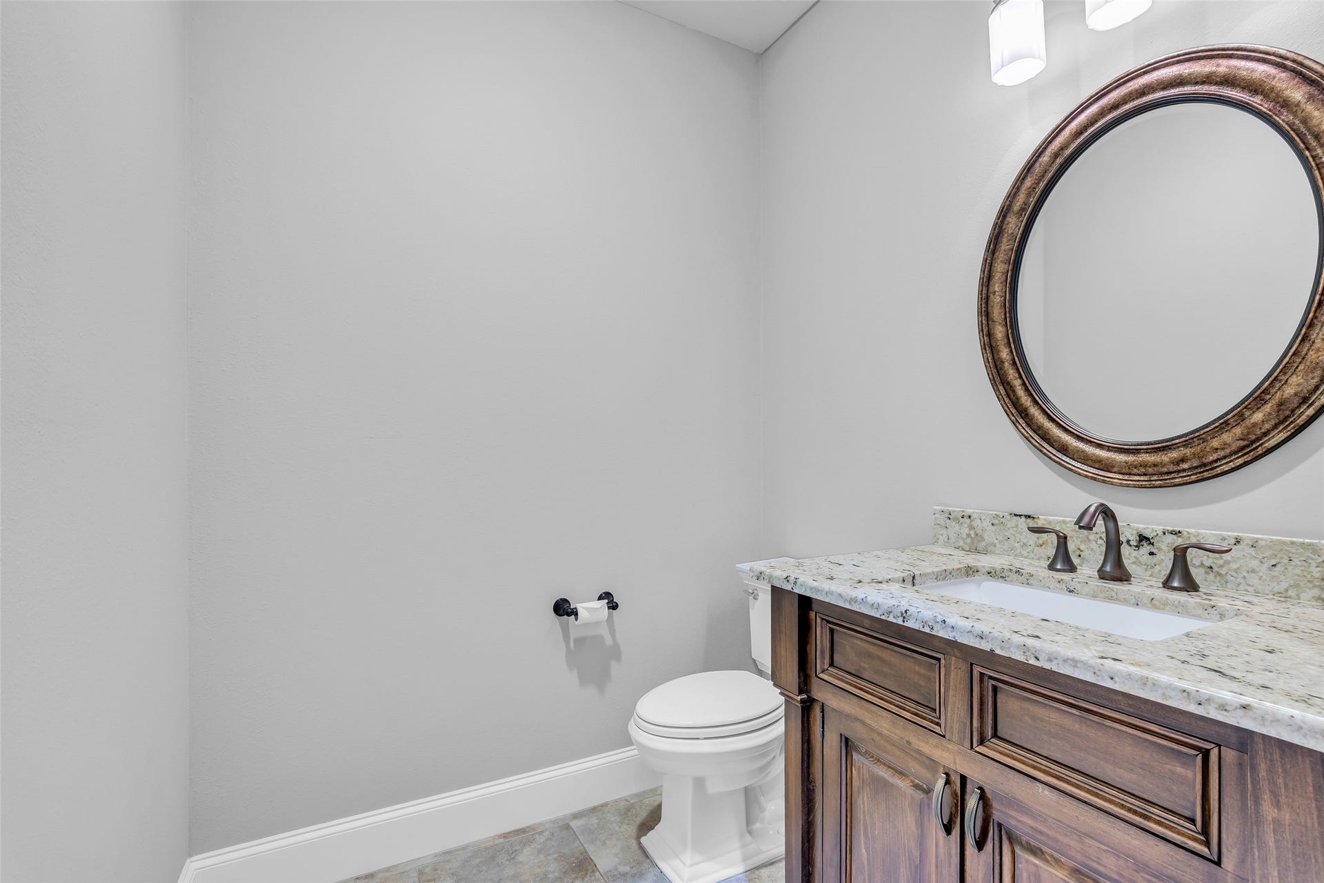 118 Pine Bluff Drive, Montgomery, TX 77356 Large half bath