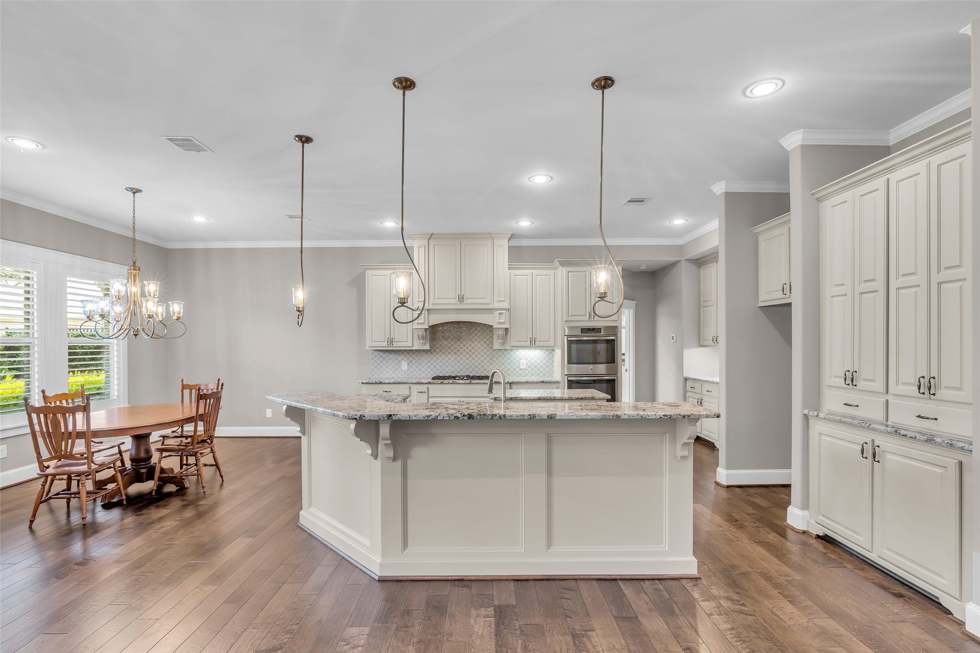 118 Pine Bluff Drive, Montgomery, TX 77356 Kitchen open to breakfast area & living room
