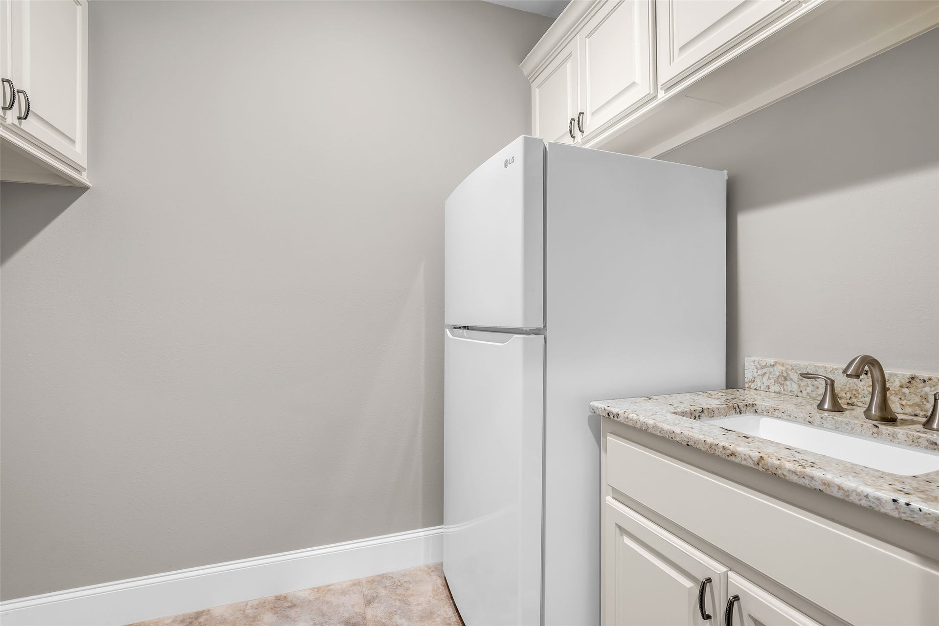 118 Pine Bluff Drive, Montgomery, TX 77356 Laundry room with sink