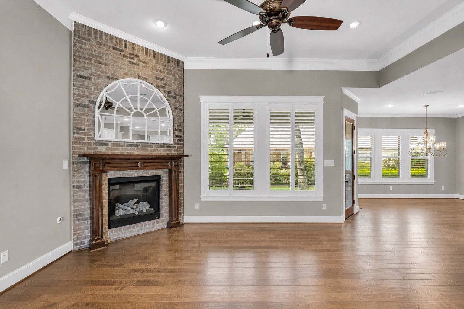 118 Pine Bluff Drive, Montgomery, TX 77356 Oversized living room
