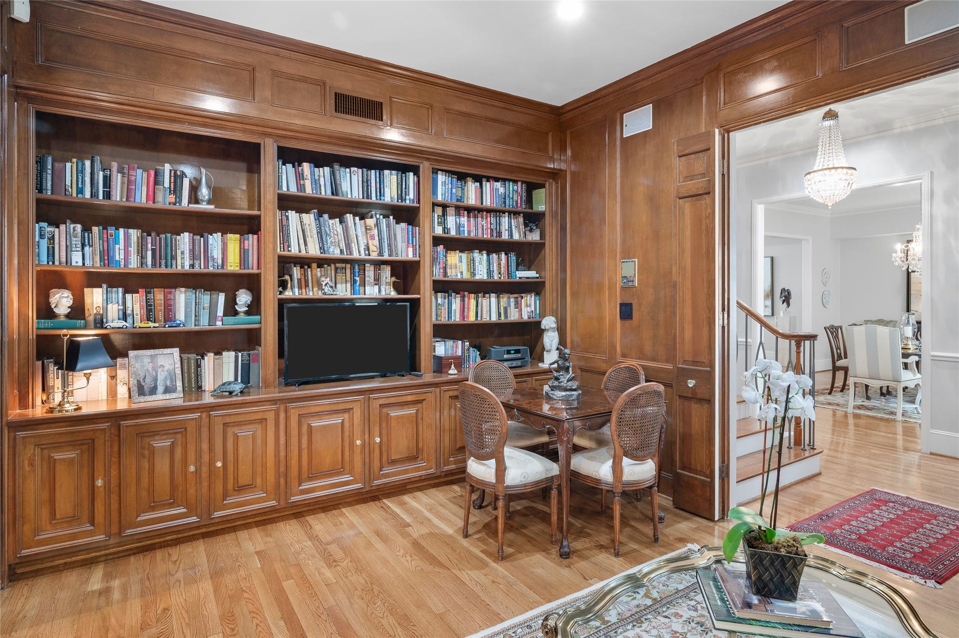 [Study]
This photo reveals the wall of cabinets with a TV shelf.