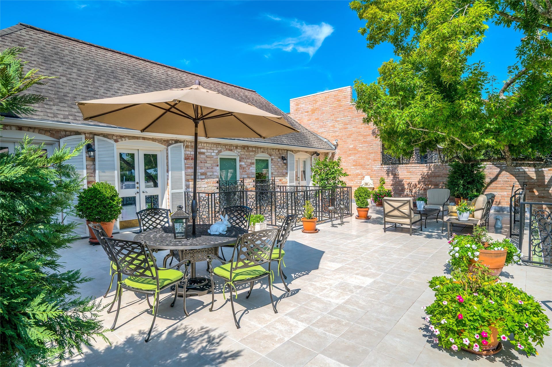 [Roof Garden]
This expansive outdoor space overlooks the front walk.