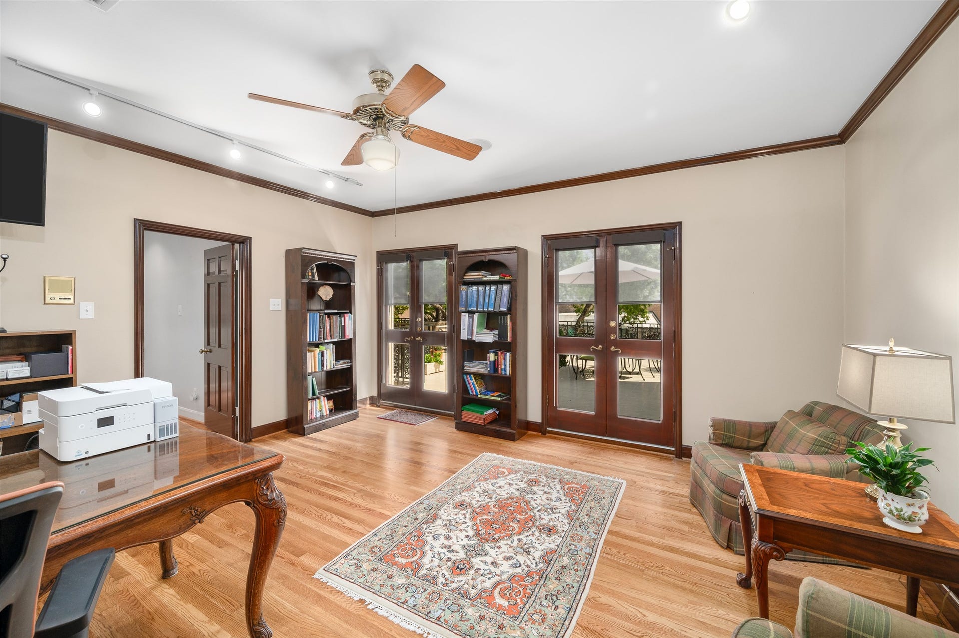 [Secondary Bedroom]
This bedroom has a set of double glass-panes doors that opens to the to the rear balcony above the lower patio.