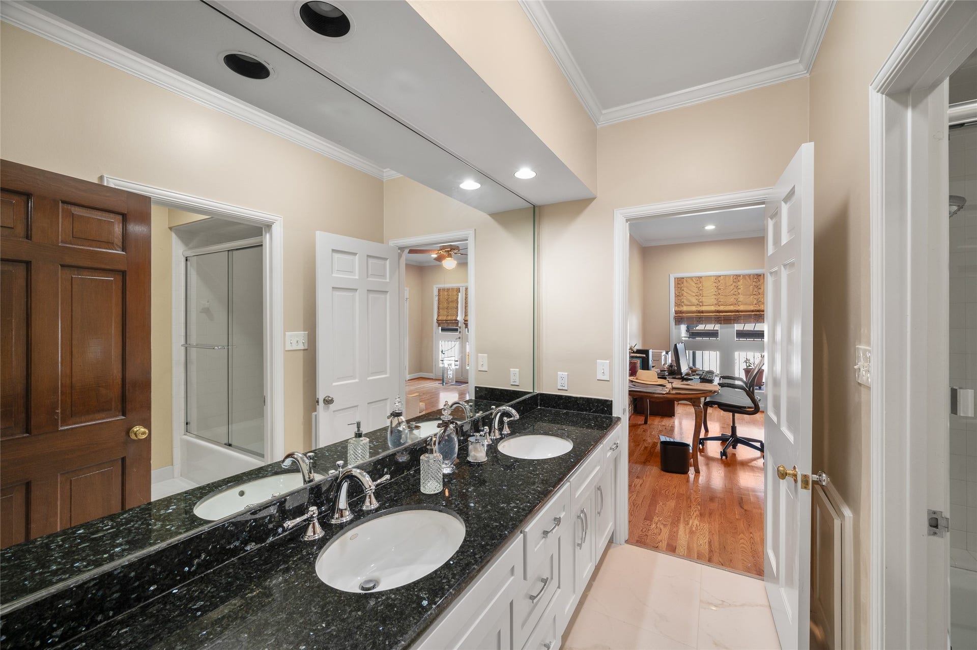 [Hollywood Bath]
This spacious bath, shared by two bedrooms, has a granite sink deck and slider glass doors on the tub/shower.