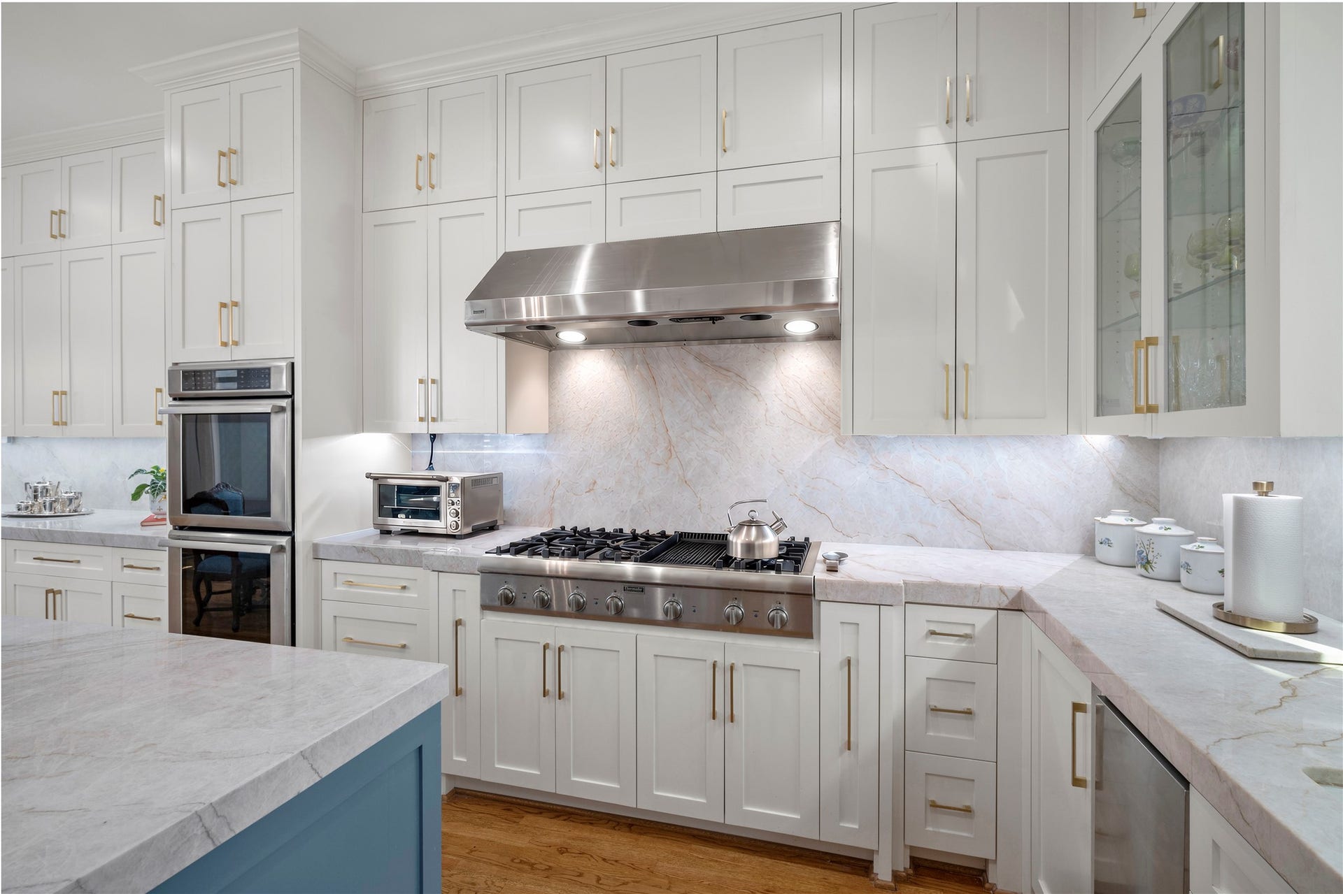 [Gathering Kitchen]
Thermidor appliances include the cooktop and wall ovens. Lower cabinet at right, next to the dishwasher, contains a trash compactor.
