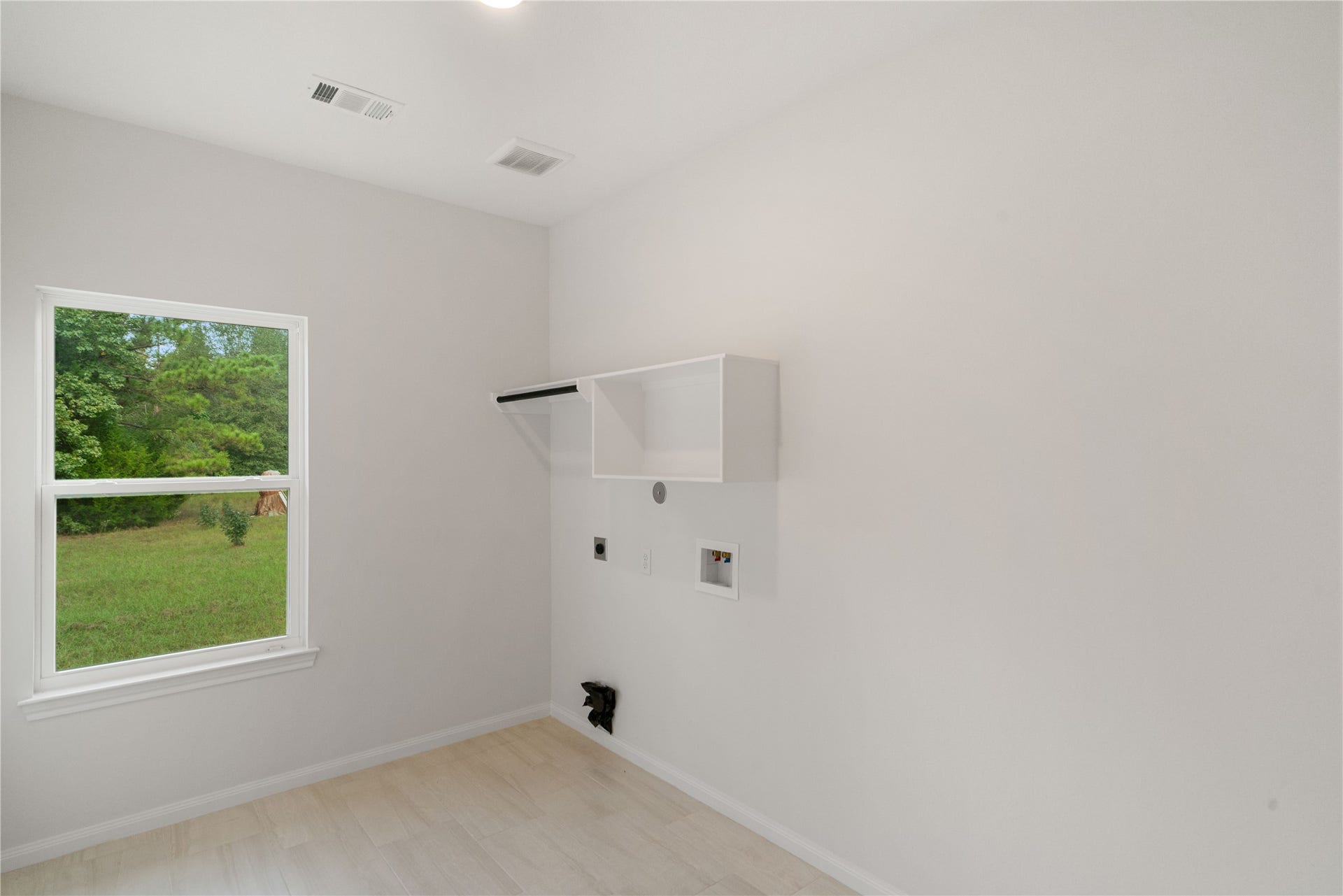 21203 Peach Wood Court, Cleveland, TX 77328 Oversized laundry with room for extra refrigerator.
