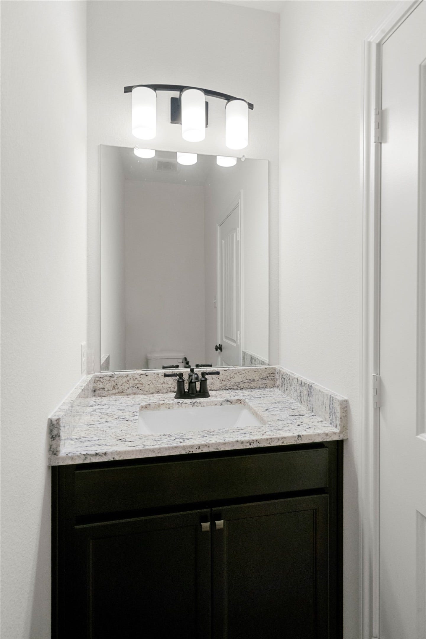 21203 Peach Wood Court, Cleveland, TX 77328 1/2 bath just of the garage entry