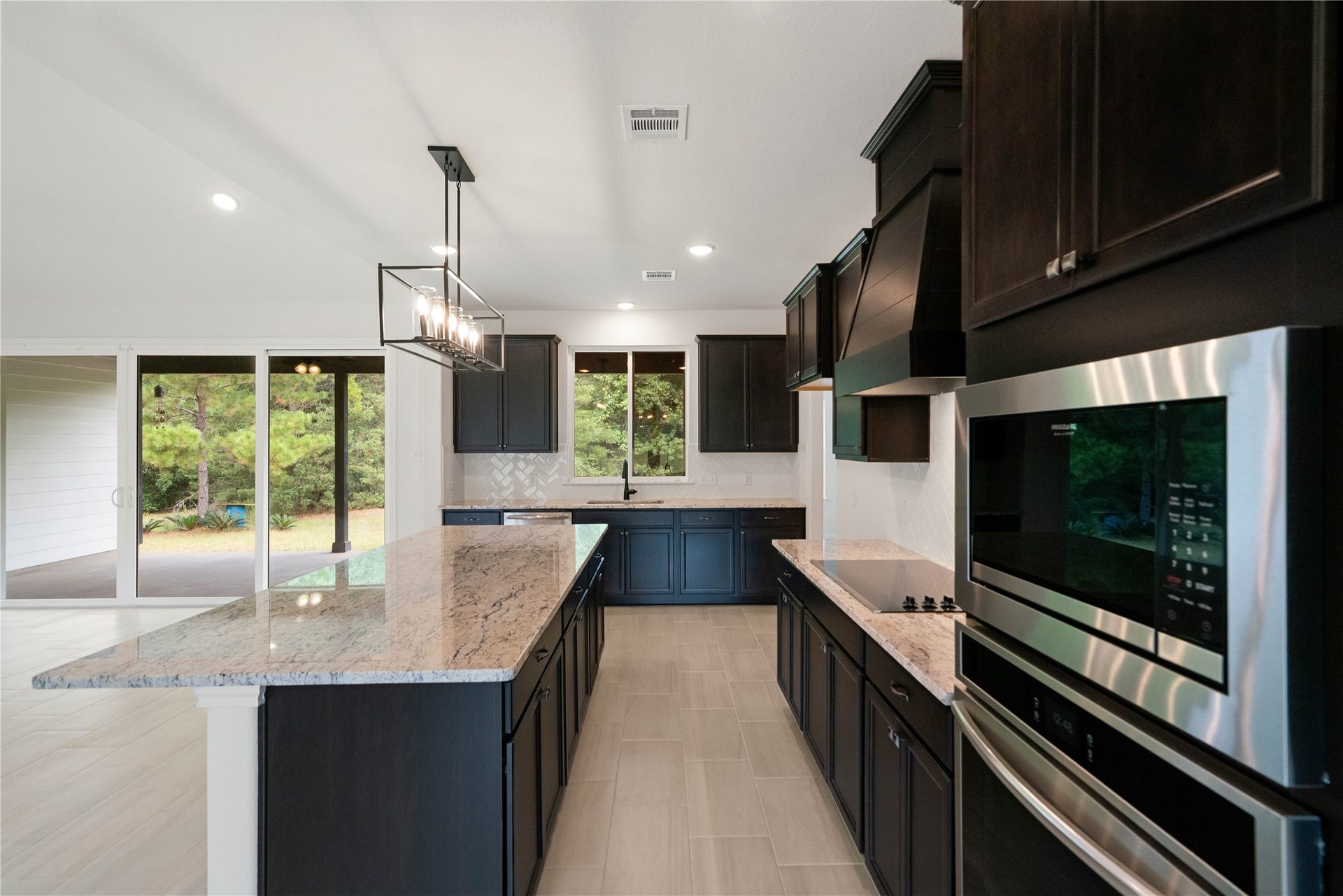 21203 Peach Wood Court, Cleveland, TX 77328 Oven and microwave builtin
