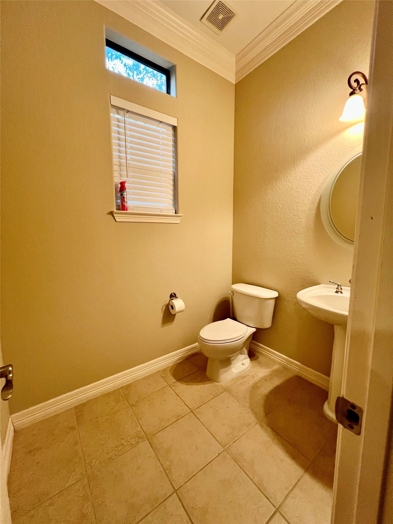 1625 Cohn Street, Houston, TX 77007 guest bathroom