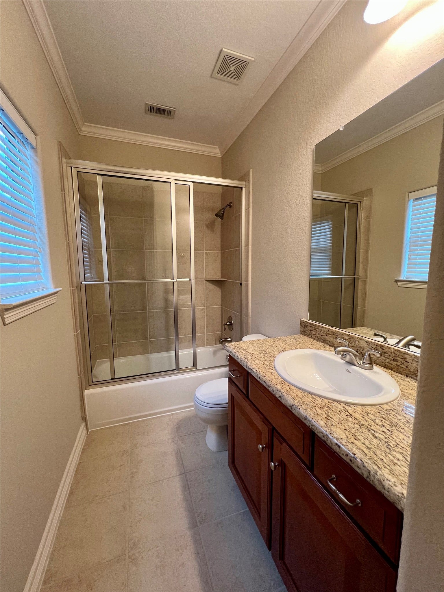 1625 Cohn Street, Houston, TX 77007 full bathroom for bedroom 3